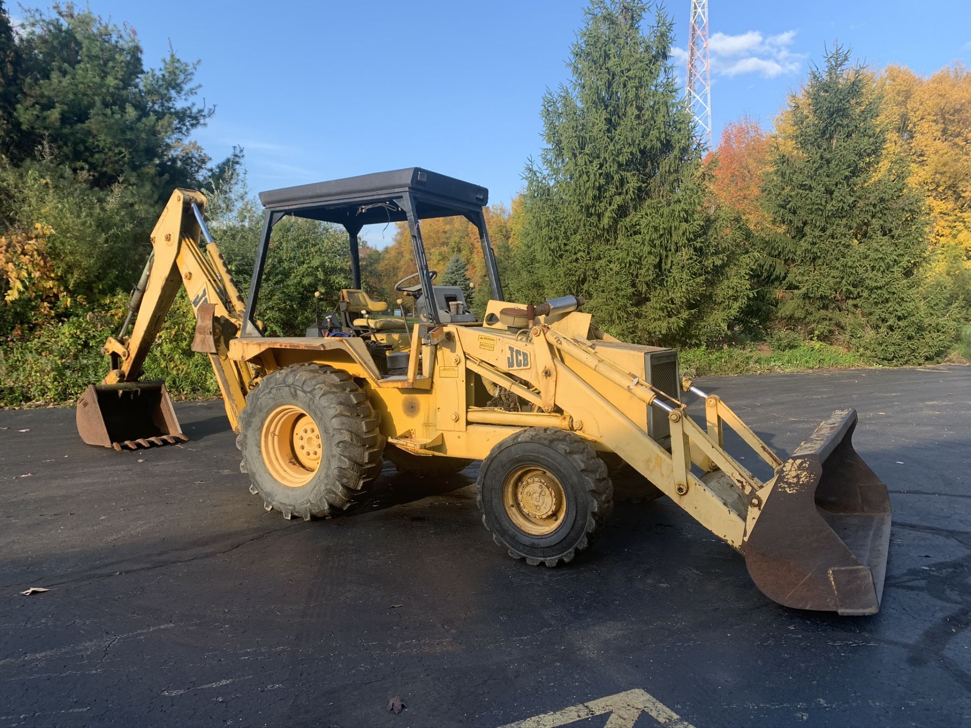 JCB 1400B front end loader with back hoe, Synchro-Shuttle Transmission