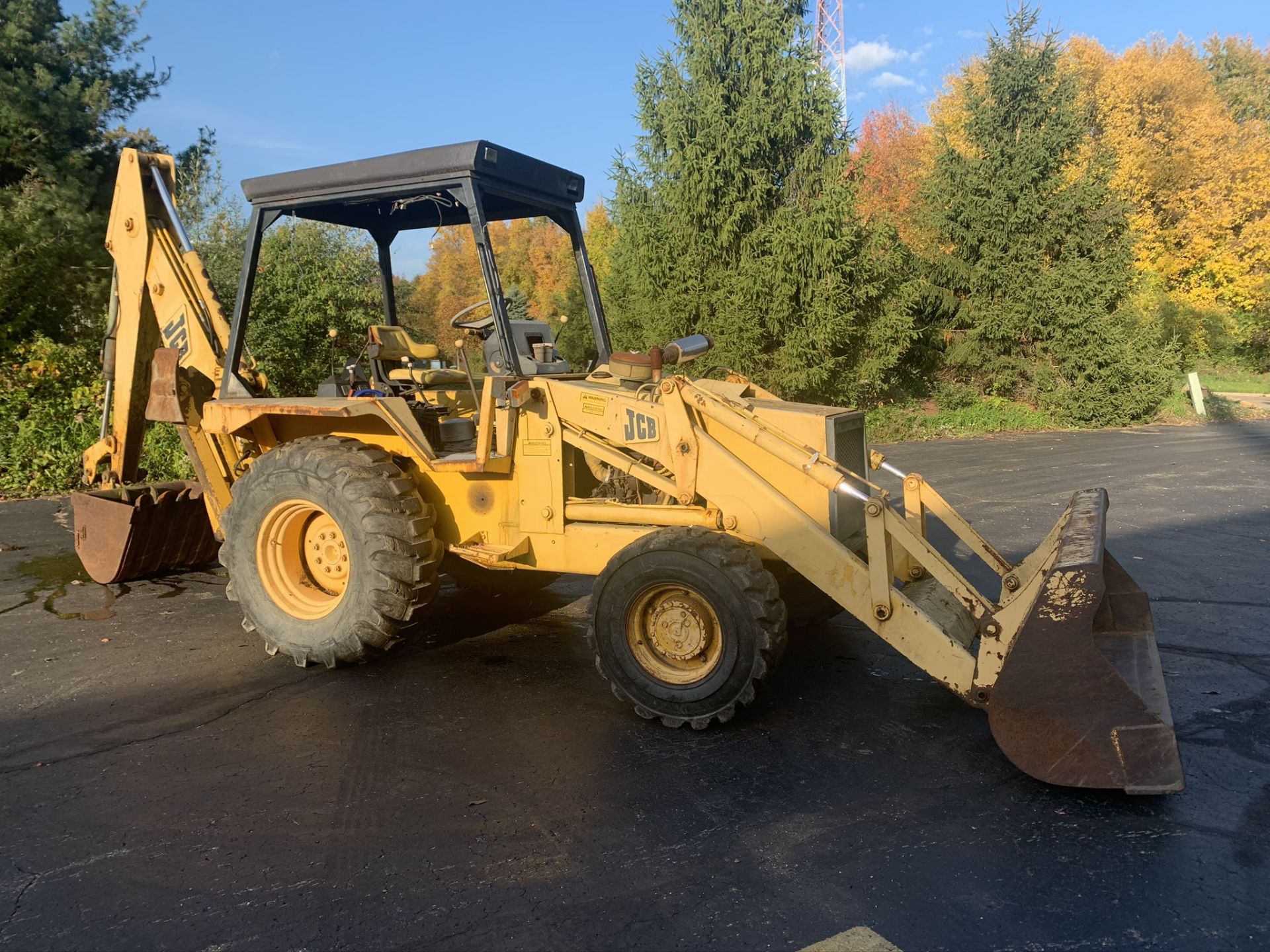 JCB 1400B front end loader with back hoe, Synchro-Shuttle Transmission - Image 3 of 3