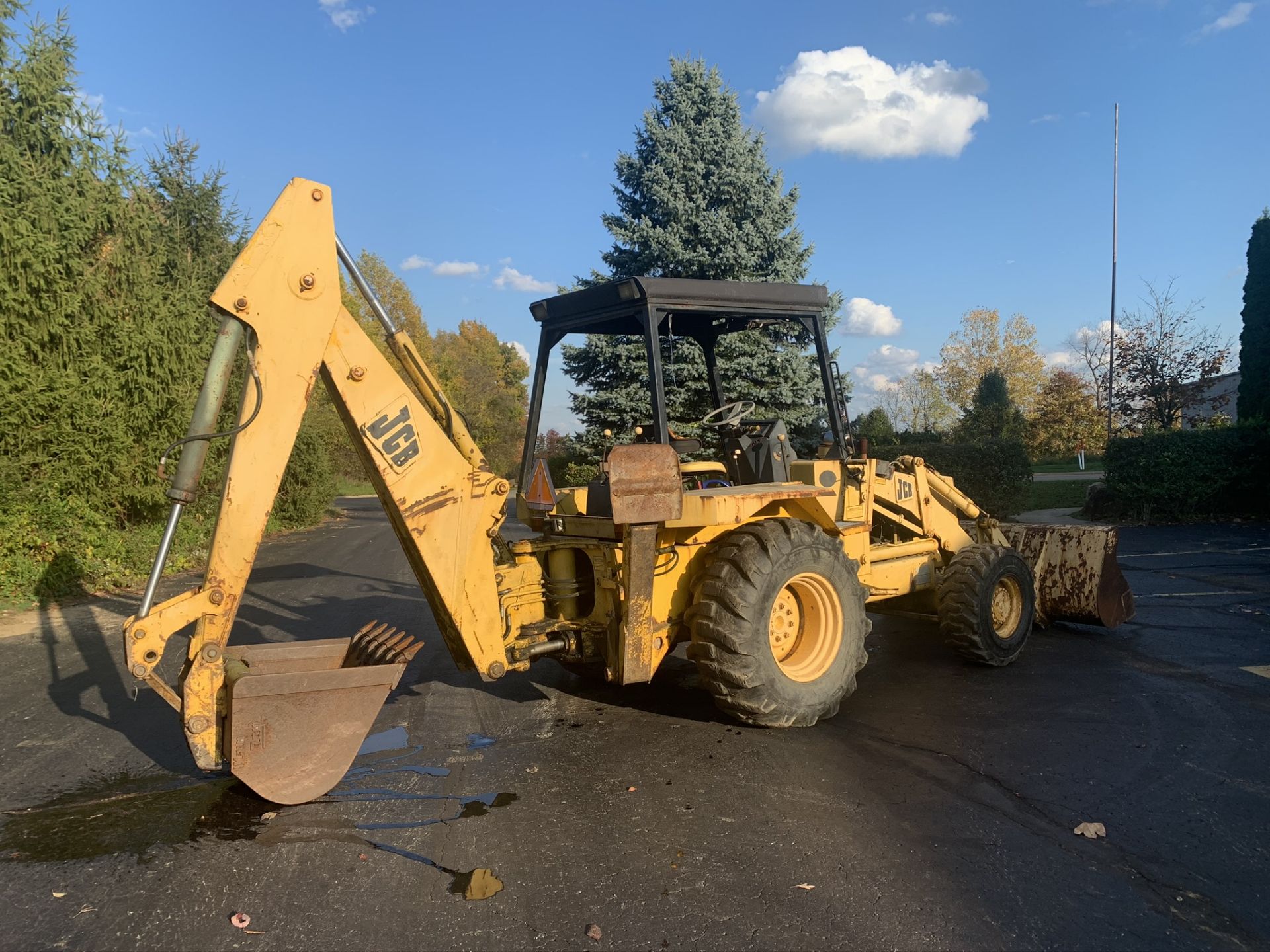 JCB 1400B front end loader with back hoe, Synchro-Shuttle Transmission - Image 2 of 3