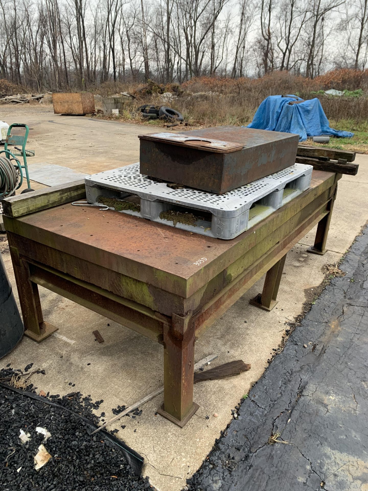 Steel weld table with steel block