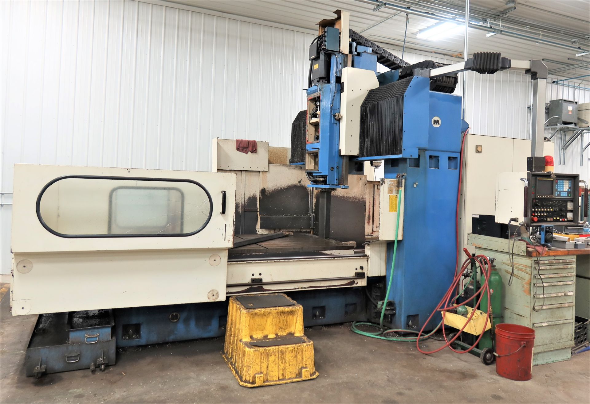 1997 Kao-Ming KMC-2000-SD BRIDGE TYPE VERTICAL MACHINING CENTER WITH Fanuc OM CNC