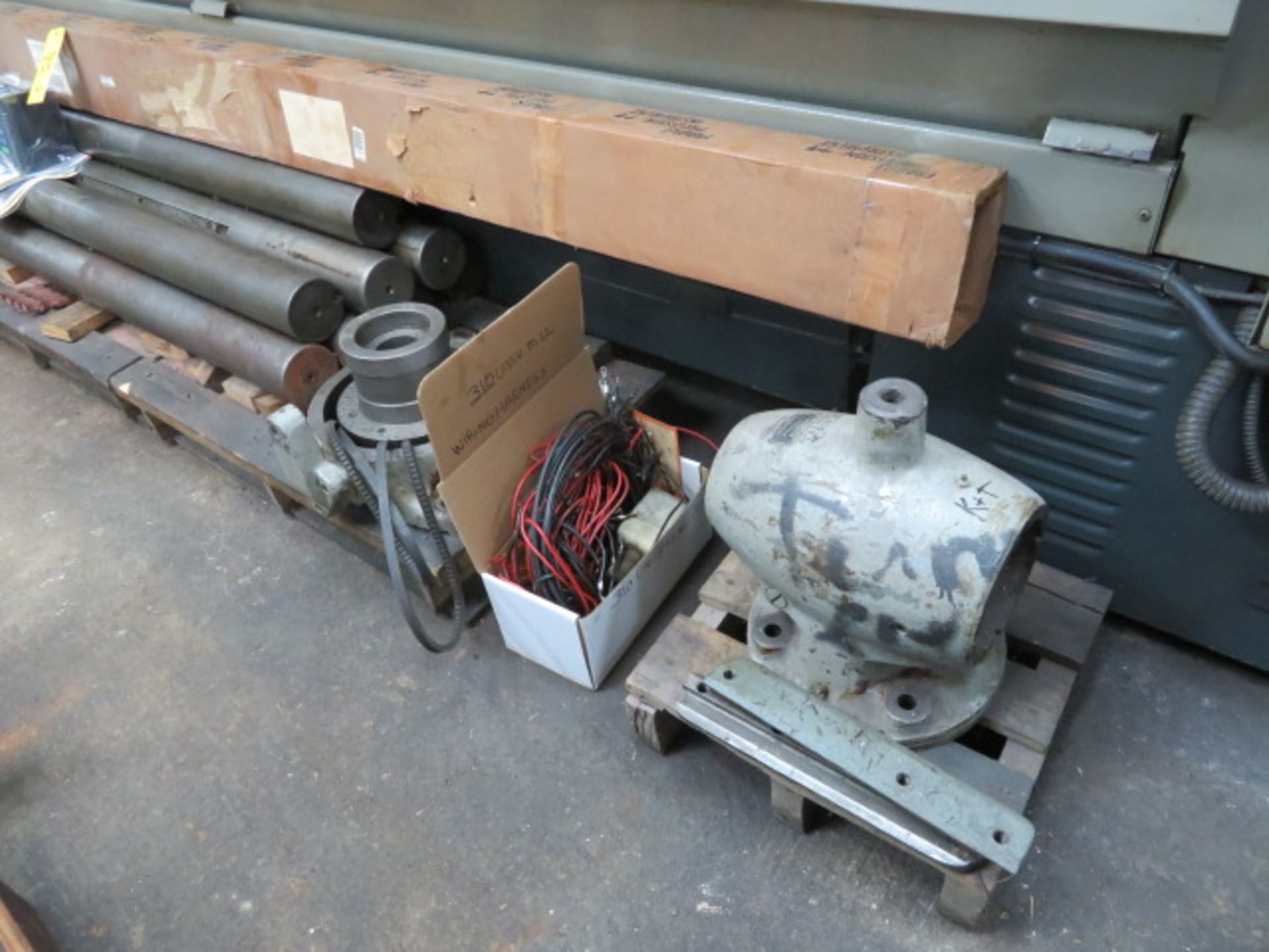 KEARNEY & TRECKER MILWAUKEE PARTS INCLUDING (2) MACHINE FRAMES…PLUS $500 RIGGING & LOADING FEE - Image 9 of 13