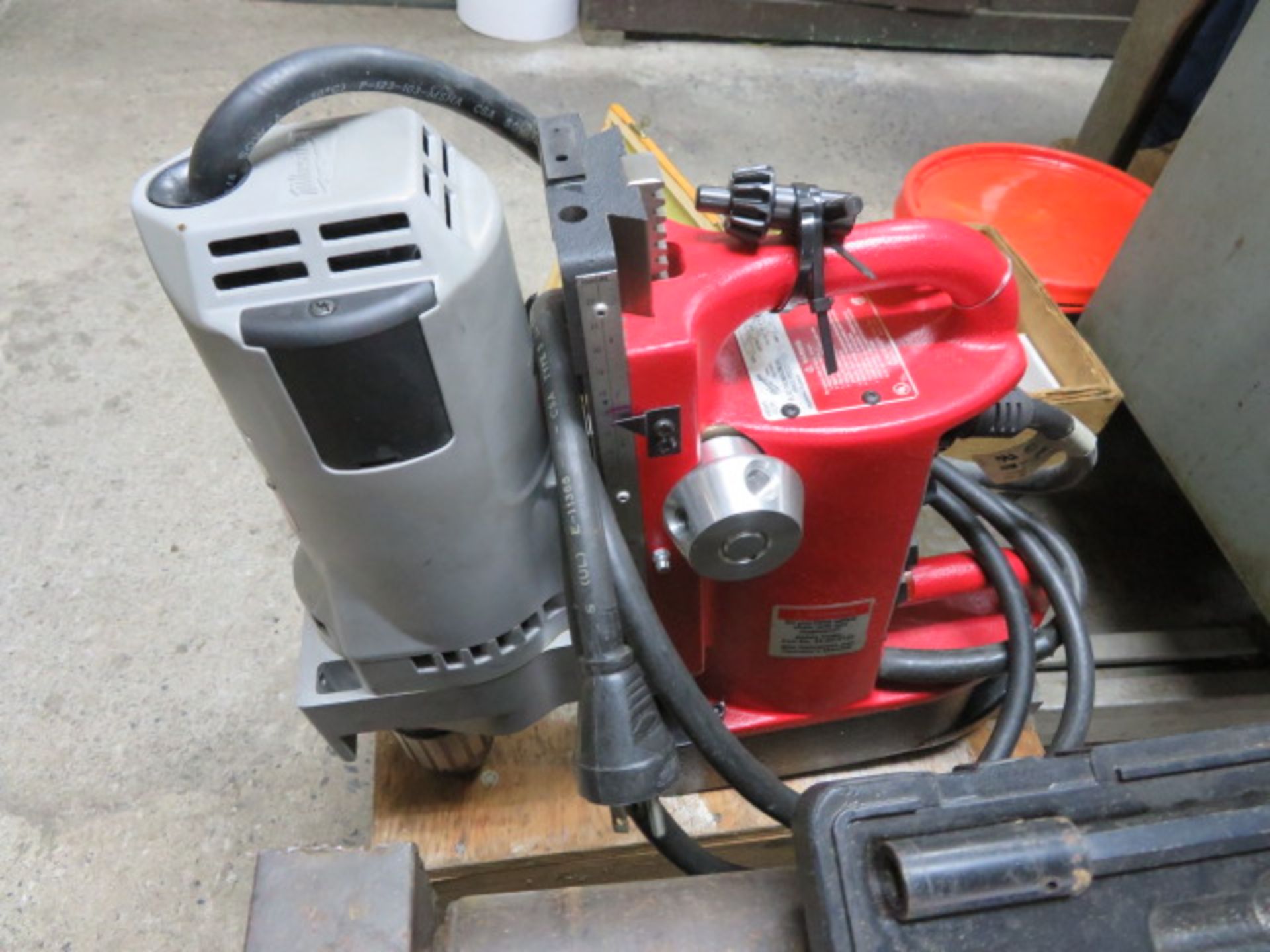 LIKE-NEW MILWAUKEE 4202 MAGNETIC DRILL W/BITS, MOUNTING PLATE AND SAFETY UNIT - Image 2 of 2