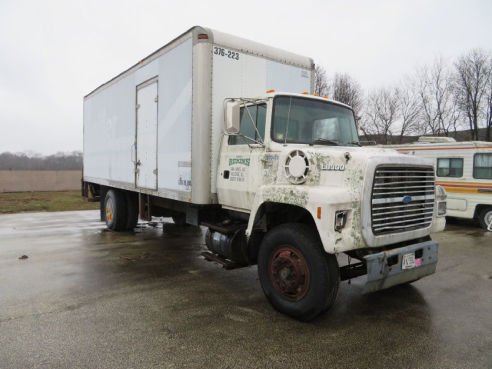 FORD L8000 SINGLE AXLE STRAIGHT TRUCK (AS IS -- NO TITLE) (LOCATED IN LUMBERTON,NJ) - Image 2 of 5