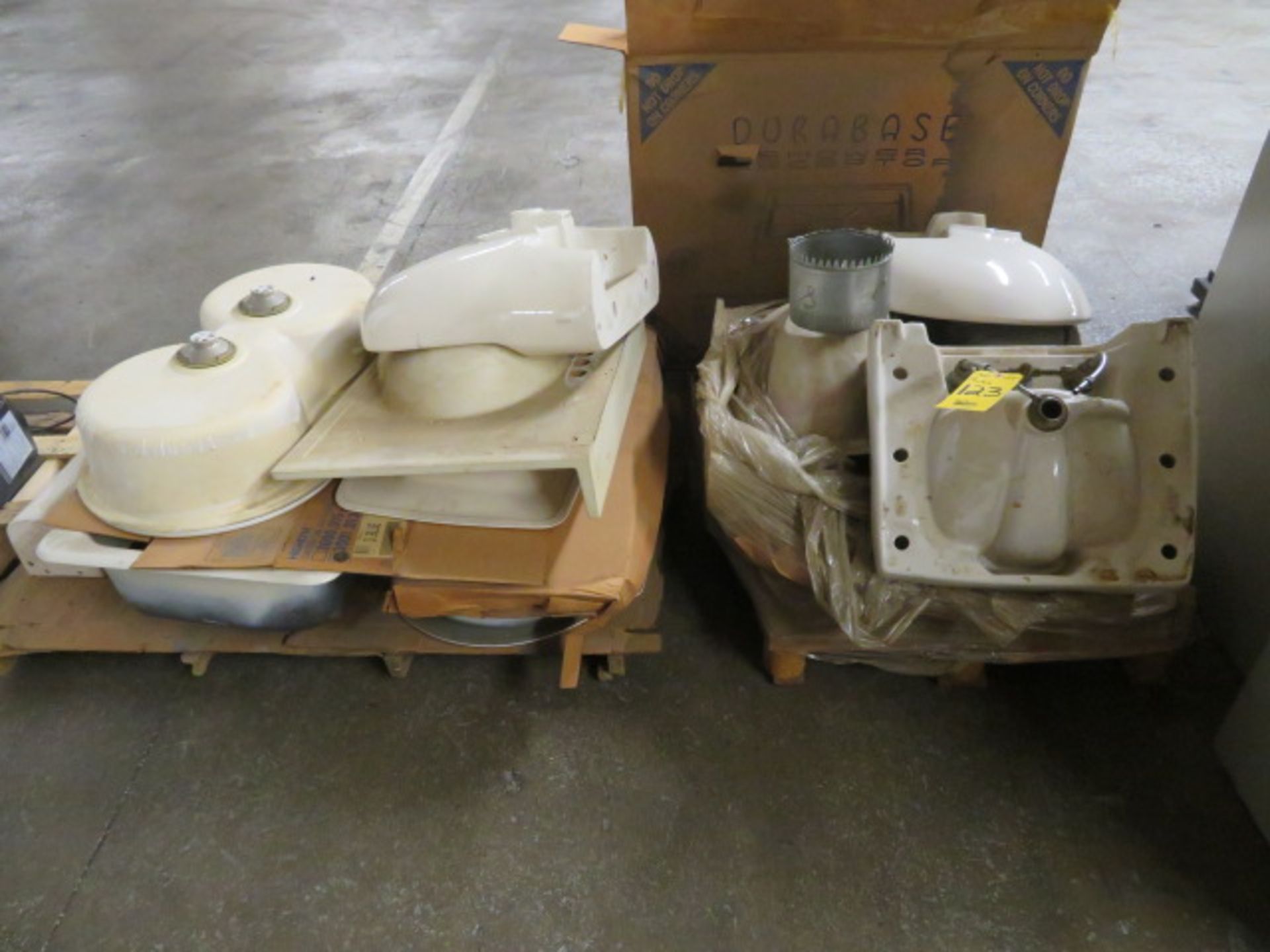 ASSORTED PORCELAIN SINKS (LOCATED IN MOORESTOWN, NJ)