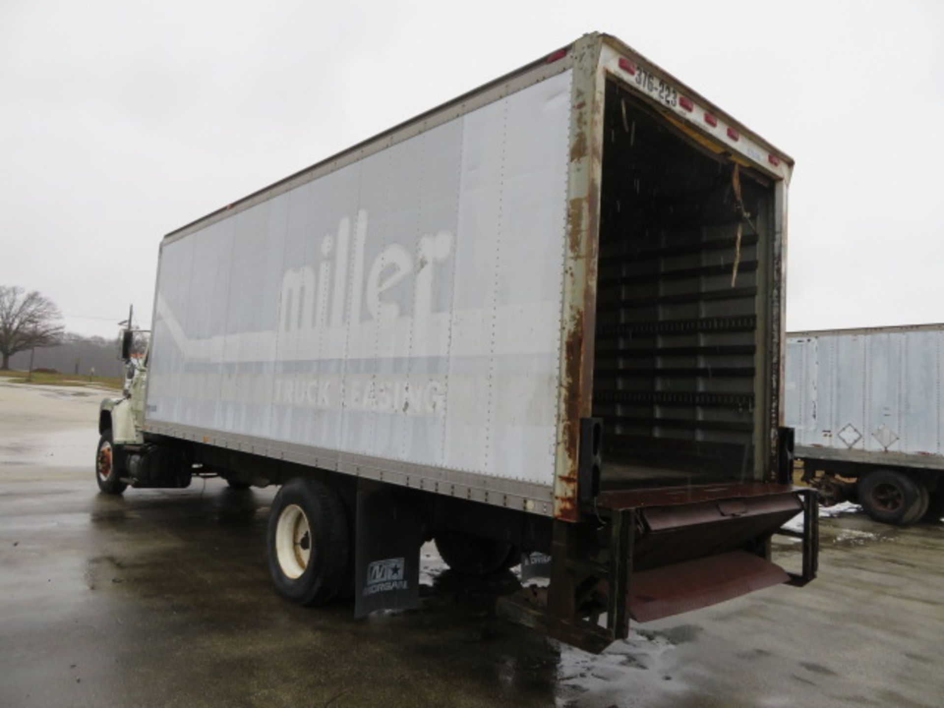 FORD L8000 SINGLE AXLE STRAIGHT TRUCK (AS IS -- NO TITLE) (LOCATED IN LUMBERTON,NJ) - Image 4 of 5