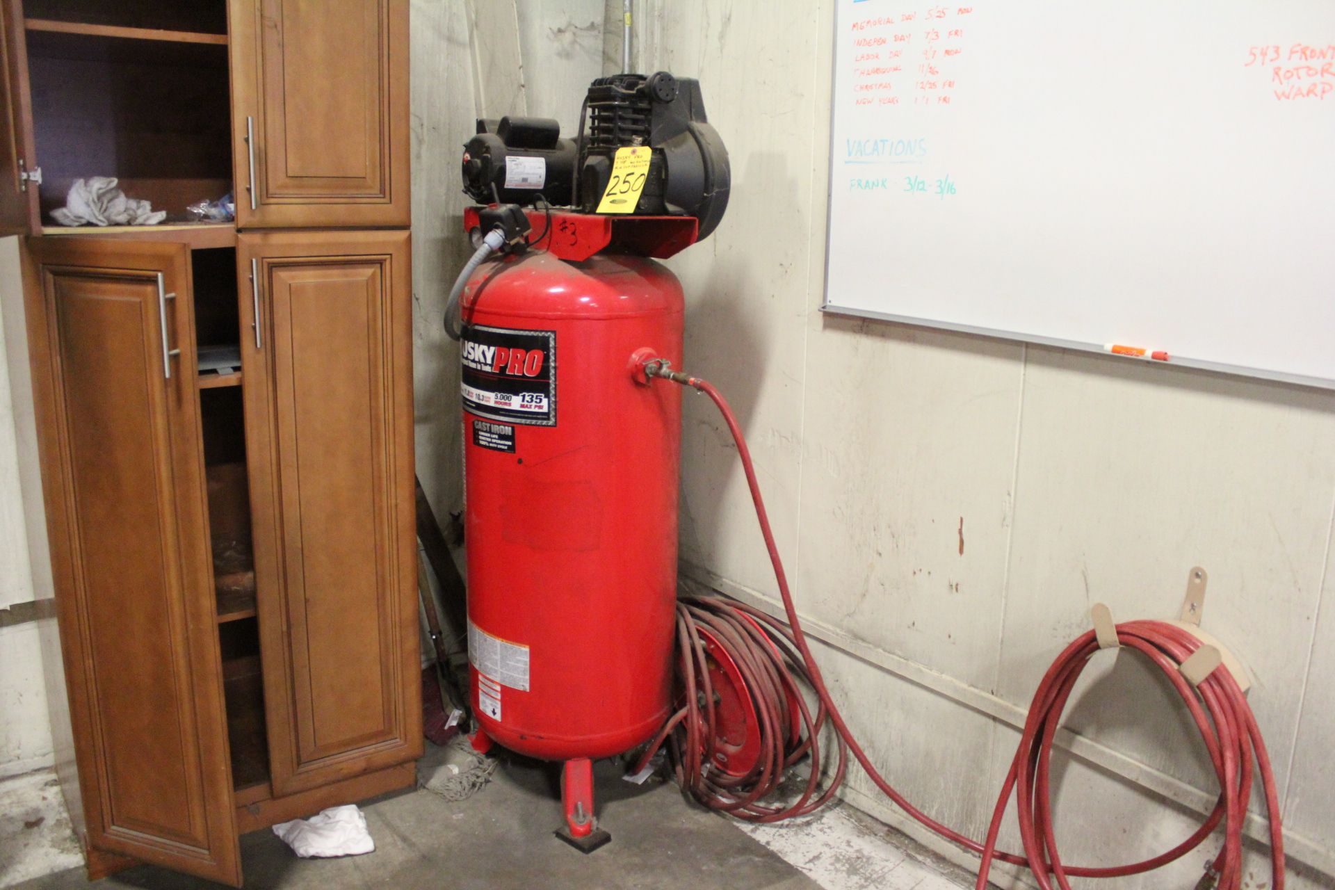 HUSKY PRO 7 HP AIR COMPRESSOR W/ AIR HOSE REEL