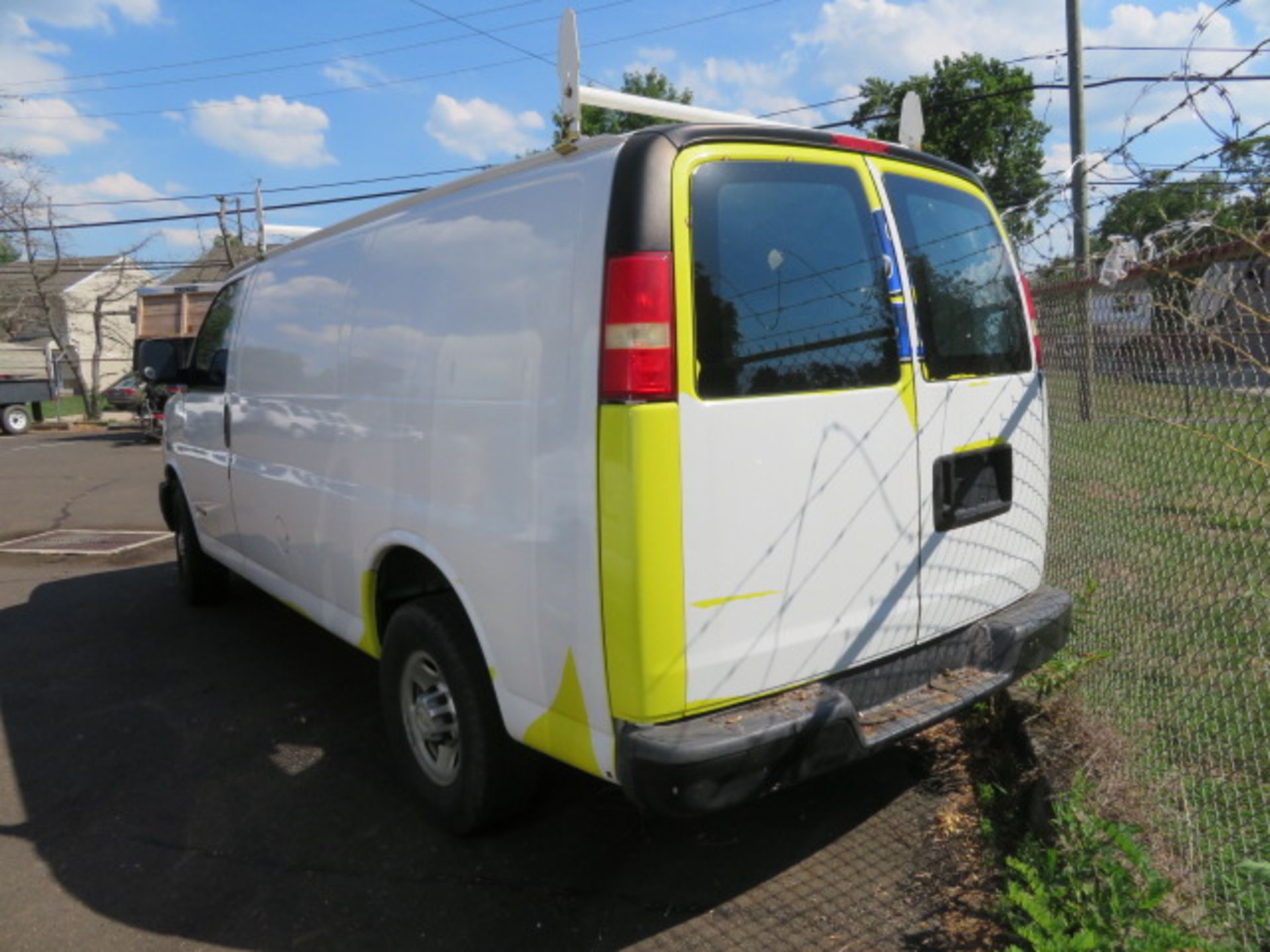 2005 CHEVROLET 2500 EXPRESS VAN, VIN 1GCGG25V851216948, A/C, PW/PL, ADRIAN STEEL SHELVING... - Image 3 of 6