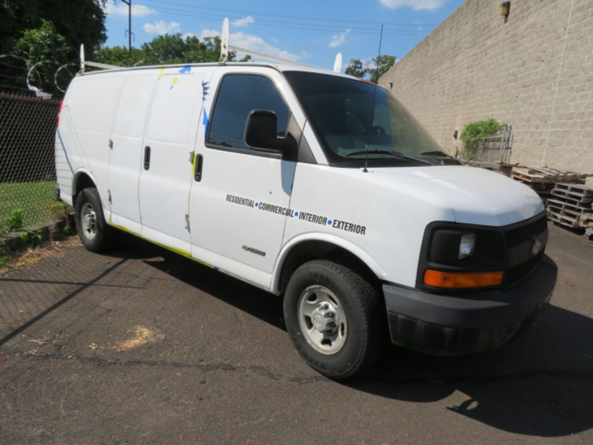 2005 CHEVROLET 2500 EXPRESS VAN, VIN 1GCGG25V851216948, A/C, PW/PL, ADRIAN STEEL SHELVING... - Image 2 of 6