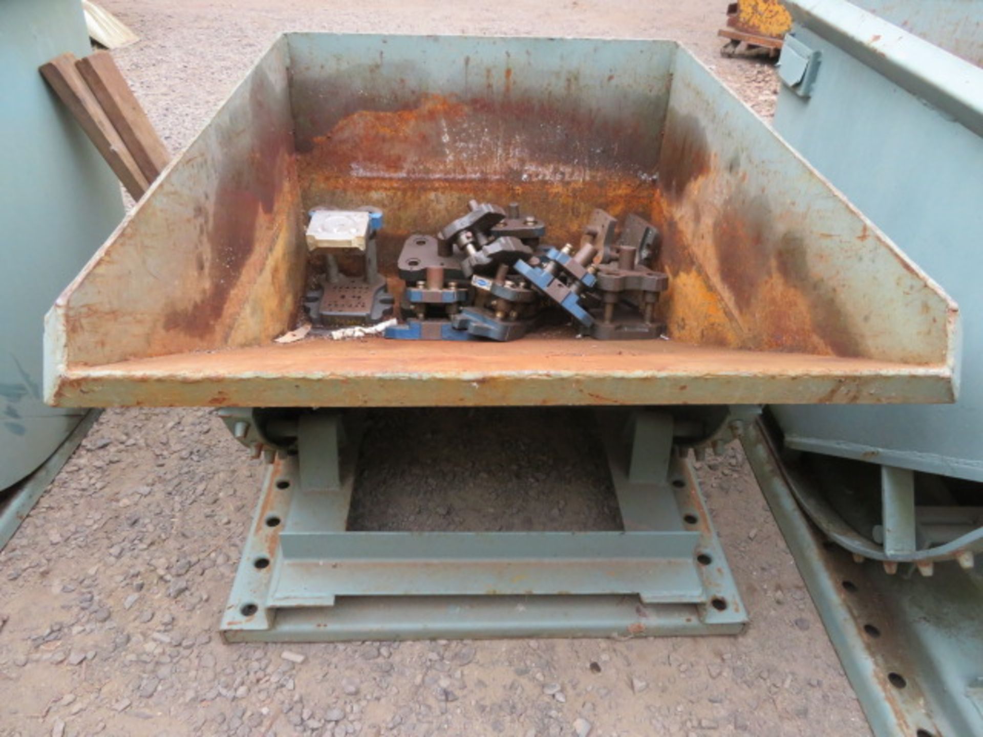 SELF-DUMPING HOPPER