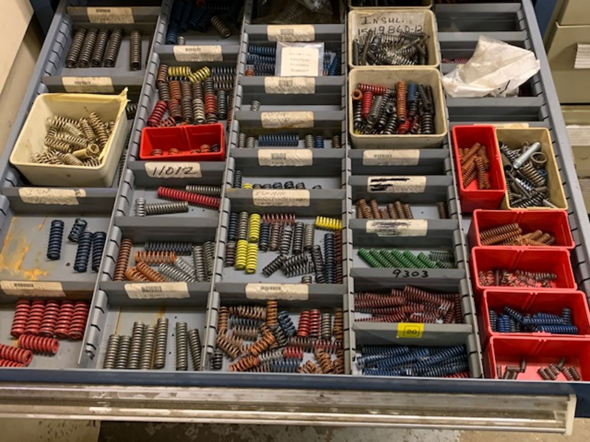 VIDMAR 15-DRAWER CABINET WITH PRESS DIE SPRINGS AND ASSORTED HARDWARE CONTENTS - Image 10 of 15