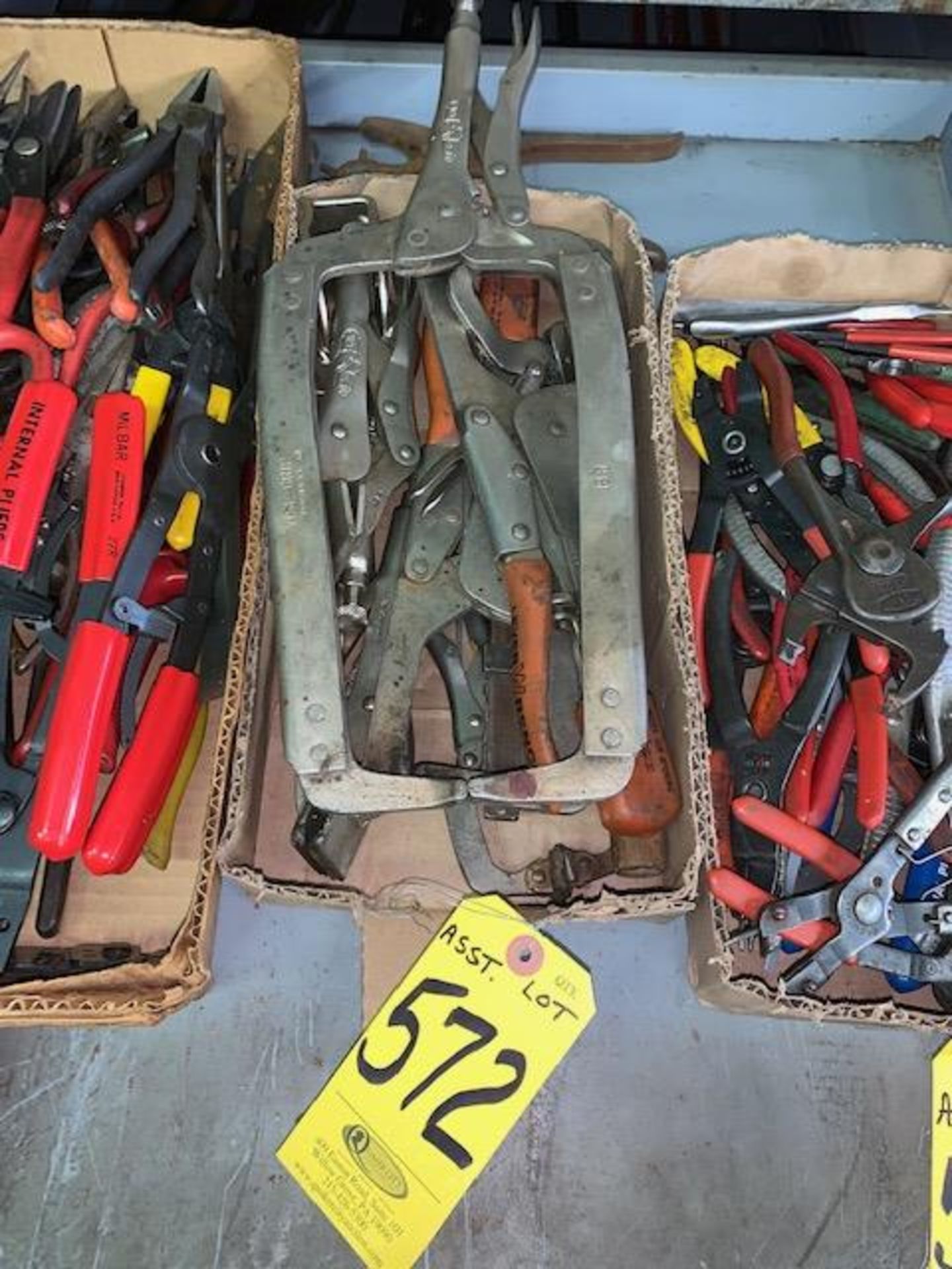 ASSORTED VISE GRIPS (3RD SHELF OF LOT 554 - RIGHT SIDE)
