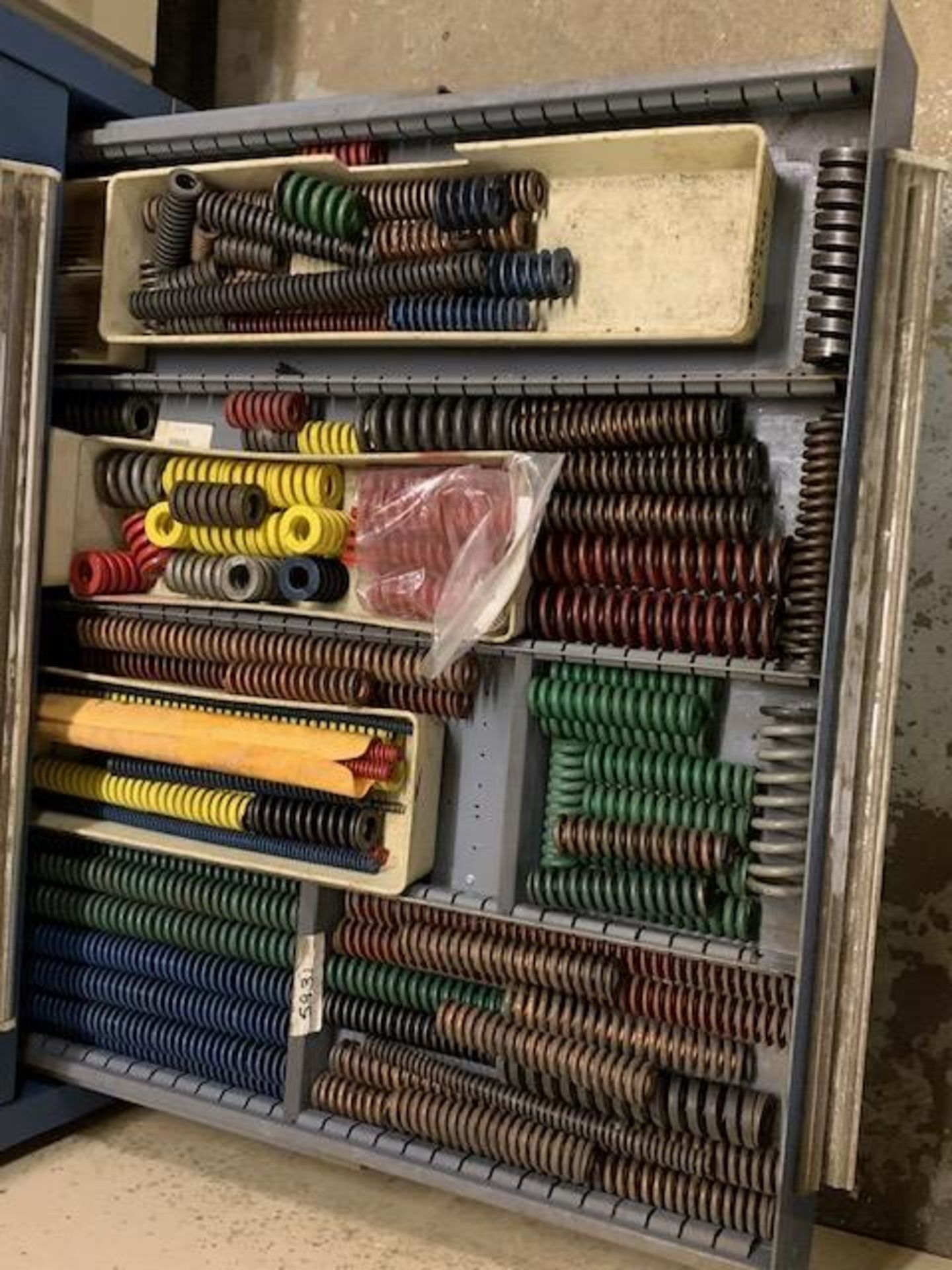 VIDMAR 15-DRAWER CABINET WITH PRESS DIE SPRINGS AND ASSORTED HARDWARE CONTENTS - Image 15 of 15