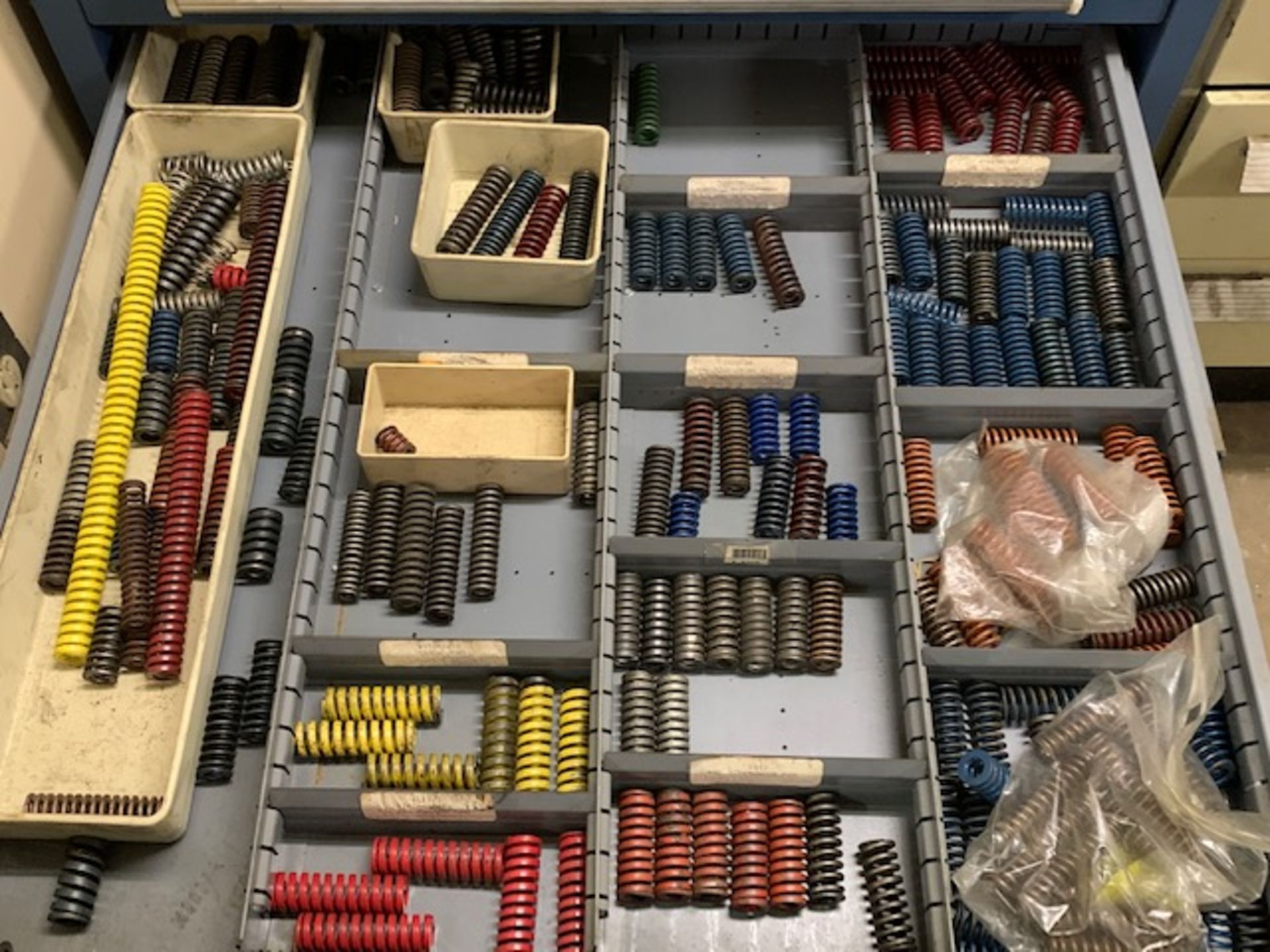 VIDMAR 15-DRAWER CABINET WITH PRESS DIE SPRINGS AND ASSORTED HARDWARE CONTENTS - Image 12 of 15