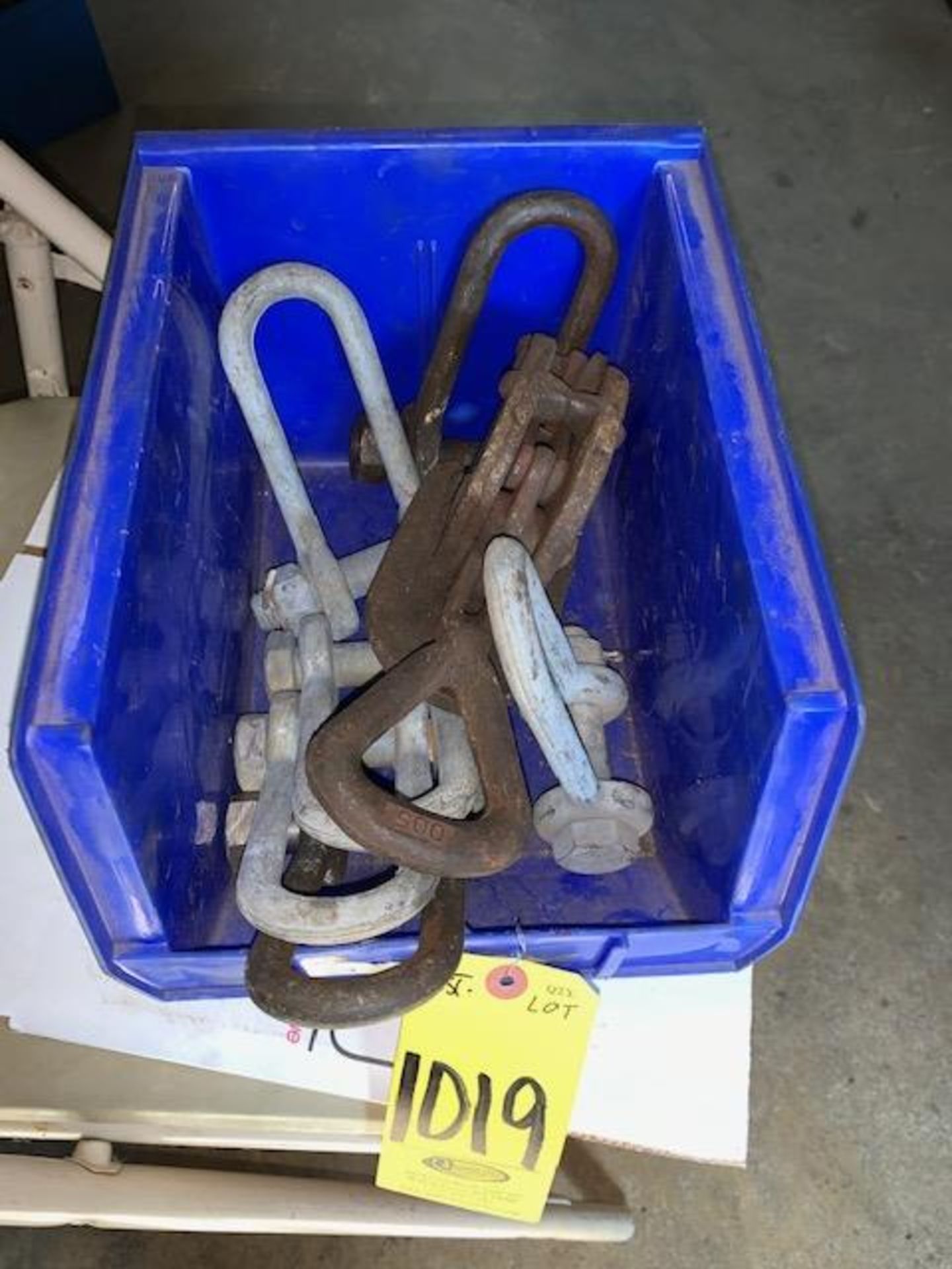 LONG-NECK SHACKLES AND ONE CLAMP