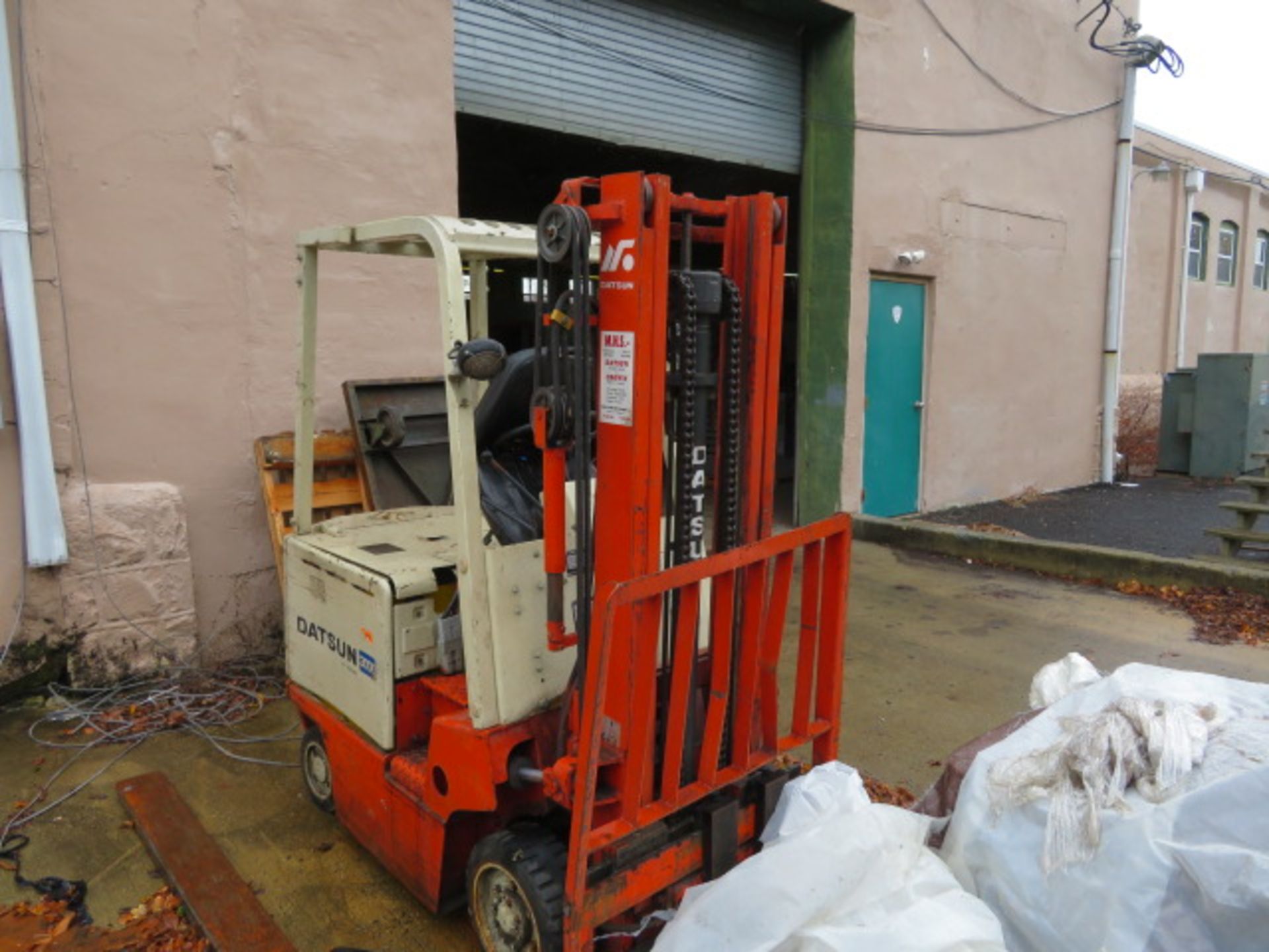 DATSUN CUB01 ELECTRIC 4-TIRE SIT-DOWN FORK LIFT, S/N CUB01-000158, 2-STAGE LIFT TO 132 IN., 2750 LB. - Image 2 of 3