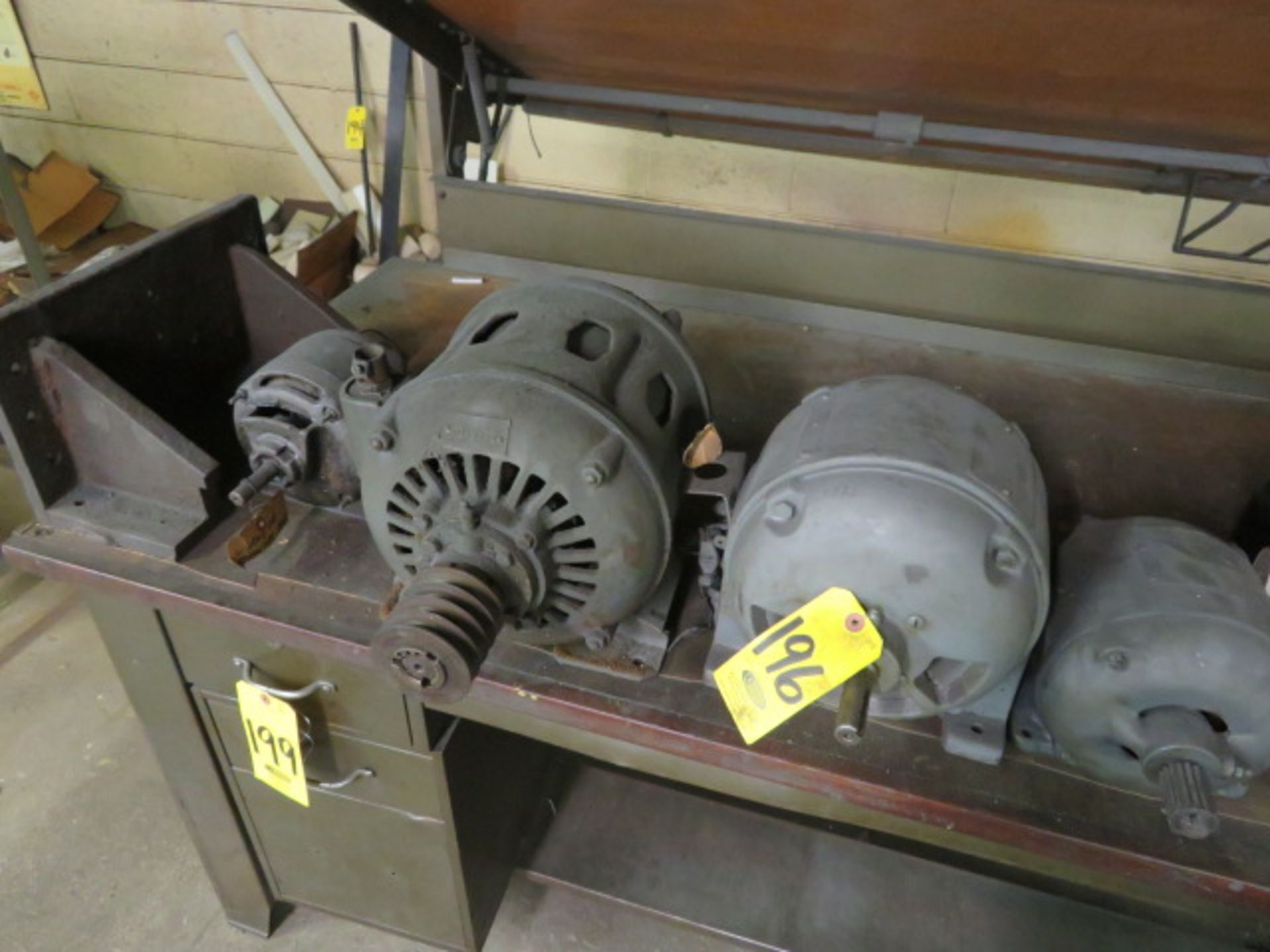 (4) ASSORTED MOTORS AND ANGLE PLATE