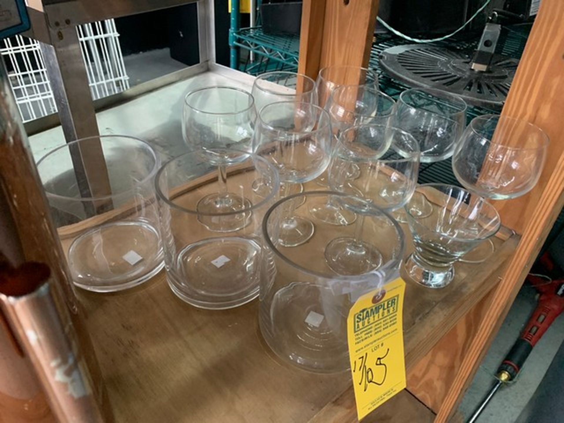 ASSORTED GLASSWARE & STAINLESS STEEL PITCHERS