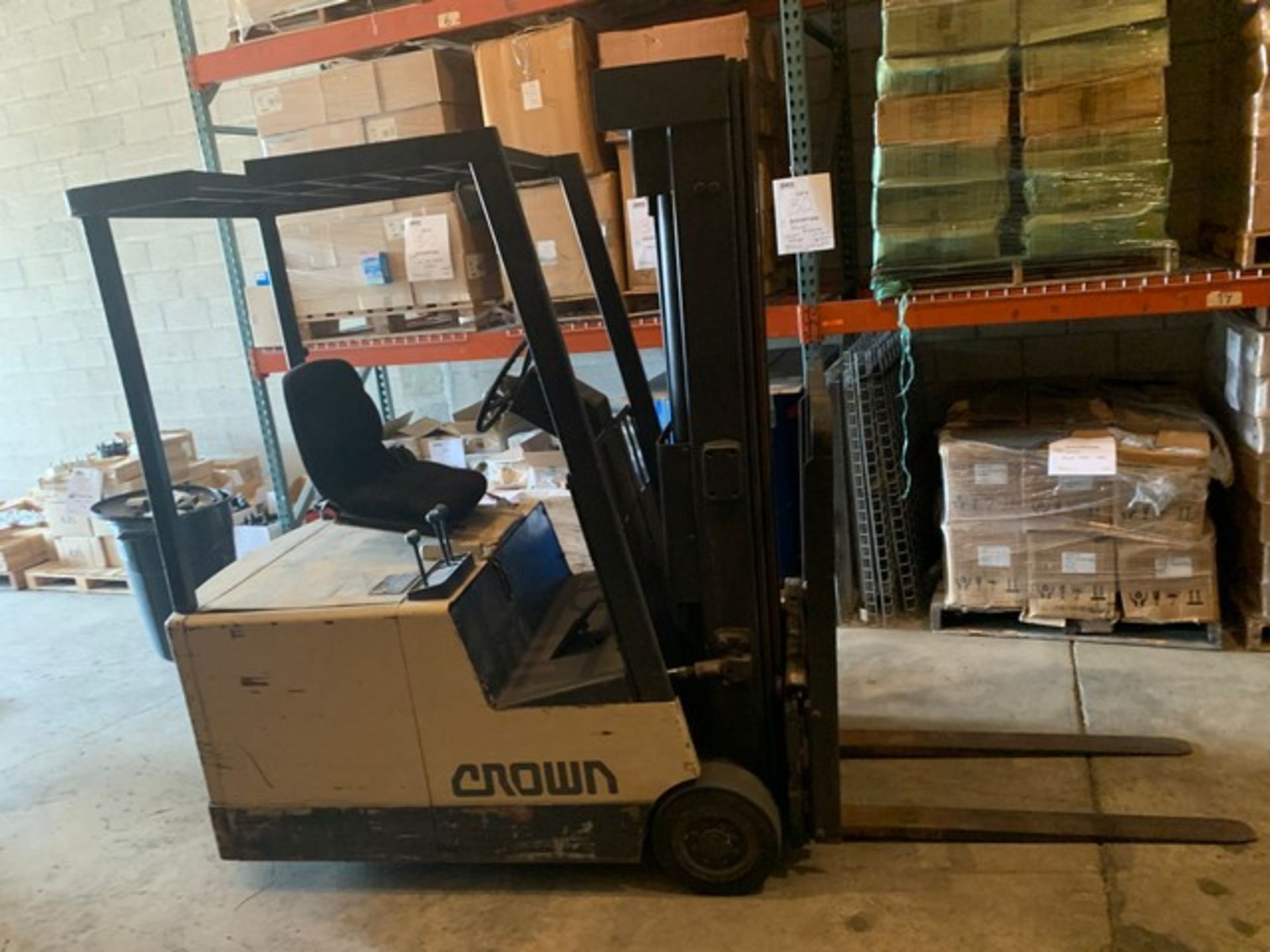 CROWN 35SC11 ELECTRIC FORKLIFT - 3 STAGE / SIDE SHIFT / 3000LB CAPACITY - GREY