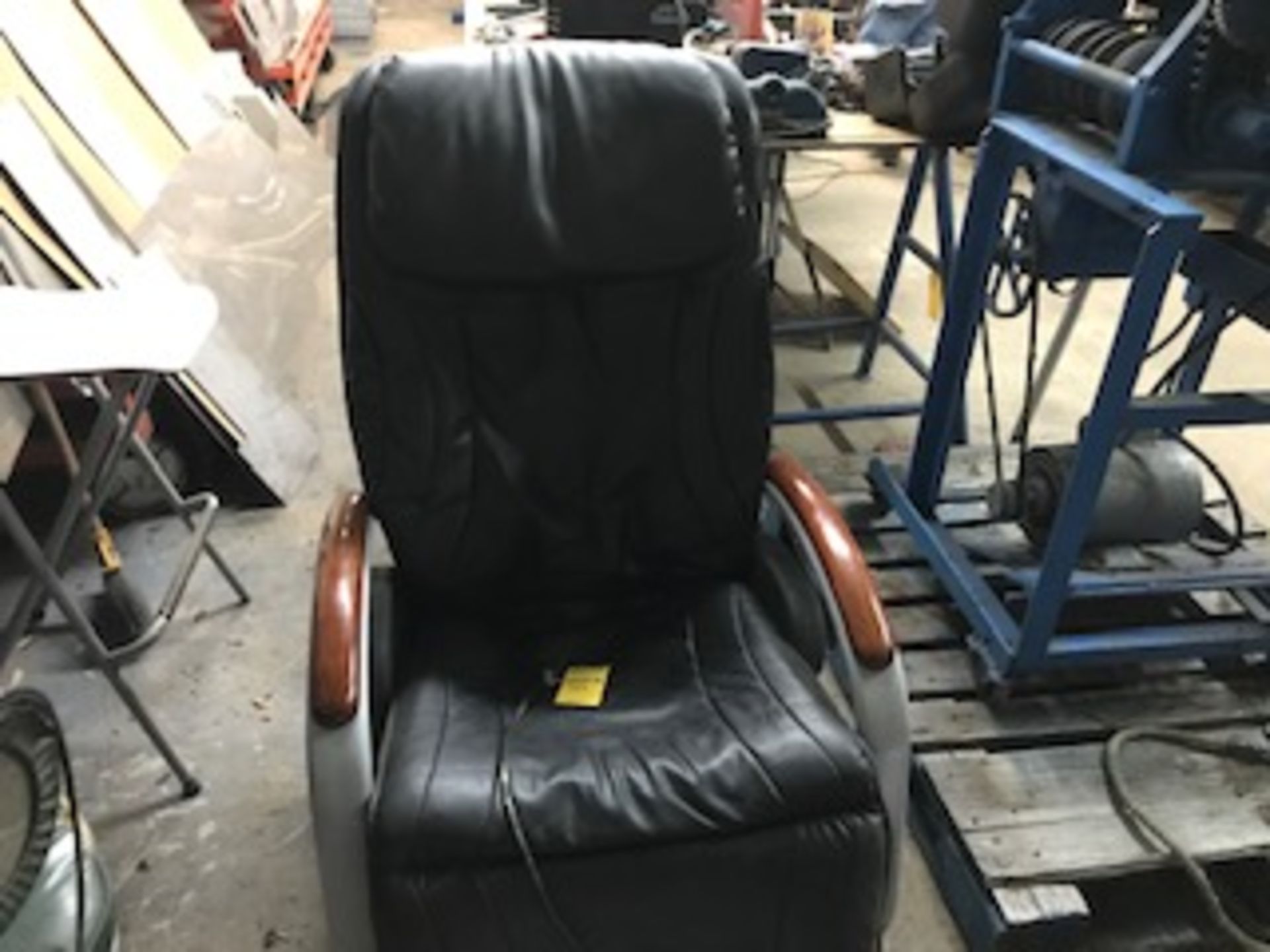 BLACK MASSAGE CHAIR