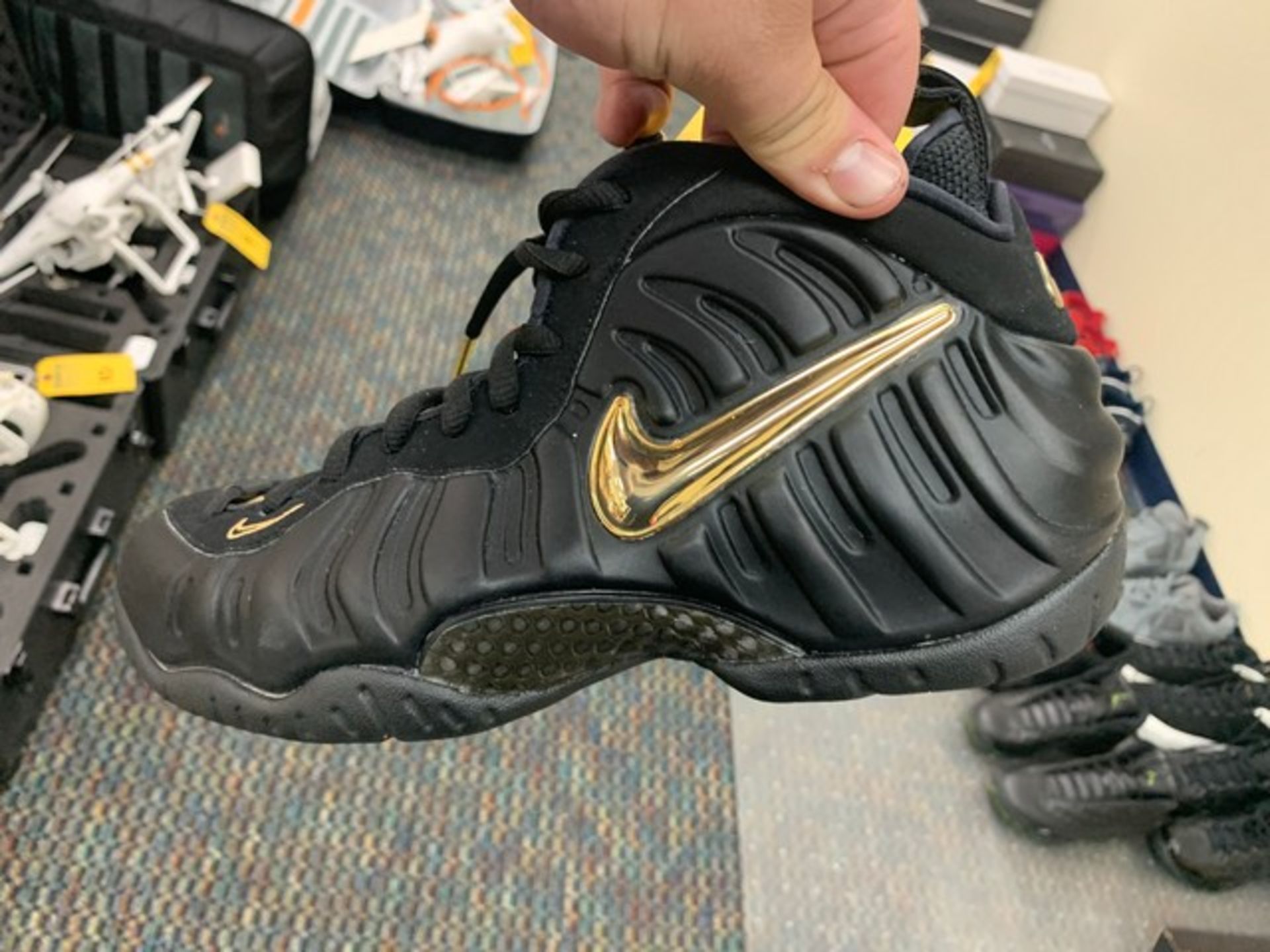 PAIR NIKE FOAMPOSITE - MENS / BLACK & GOLD / UNKNOWN SIZE - Image 2 of 3