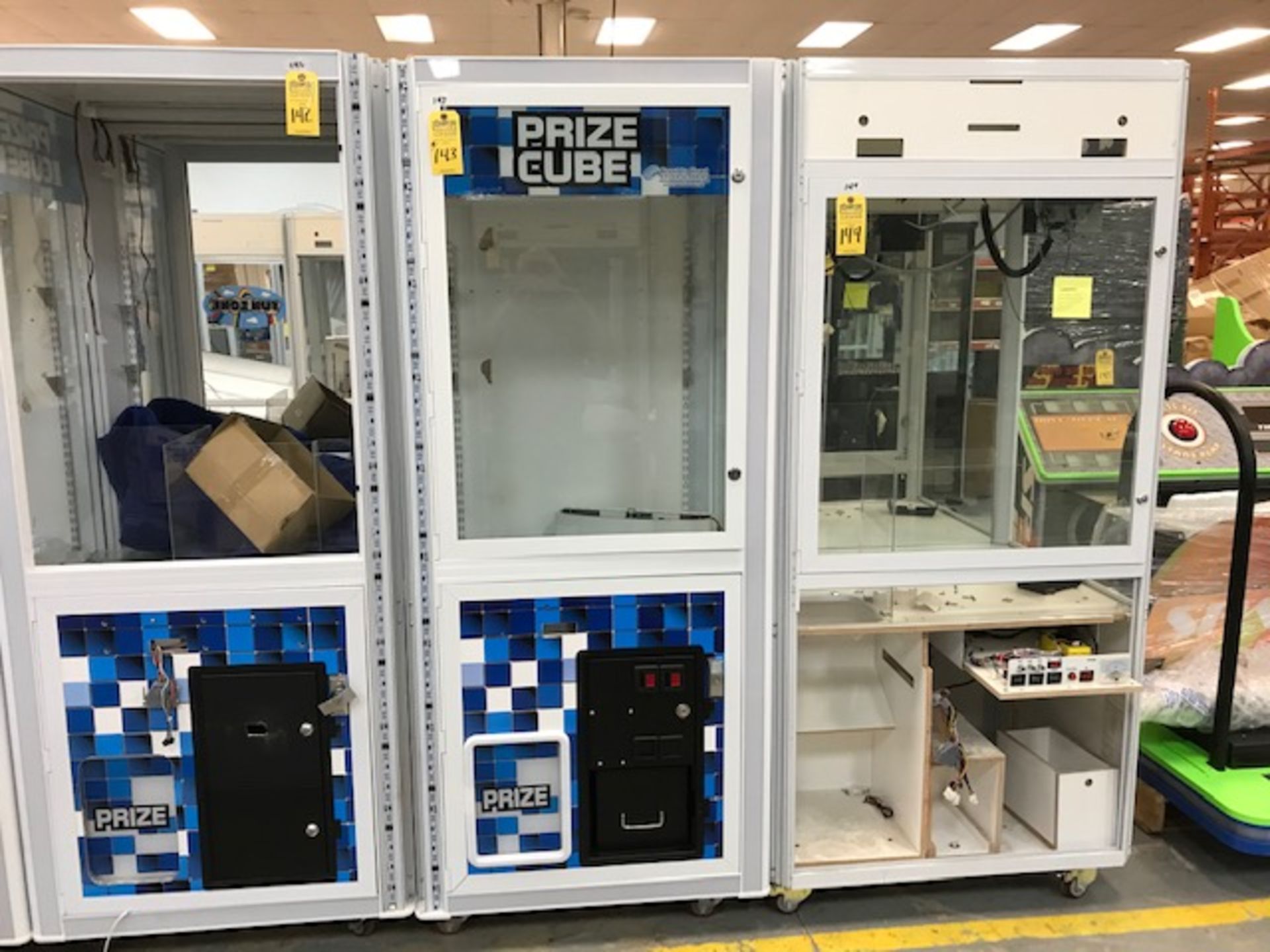 LARGE PARTY CUBE CLAW GAME (PARTS ONLY / AS-IS)