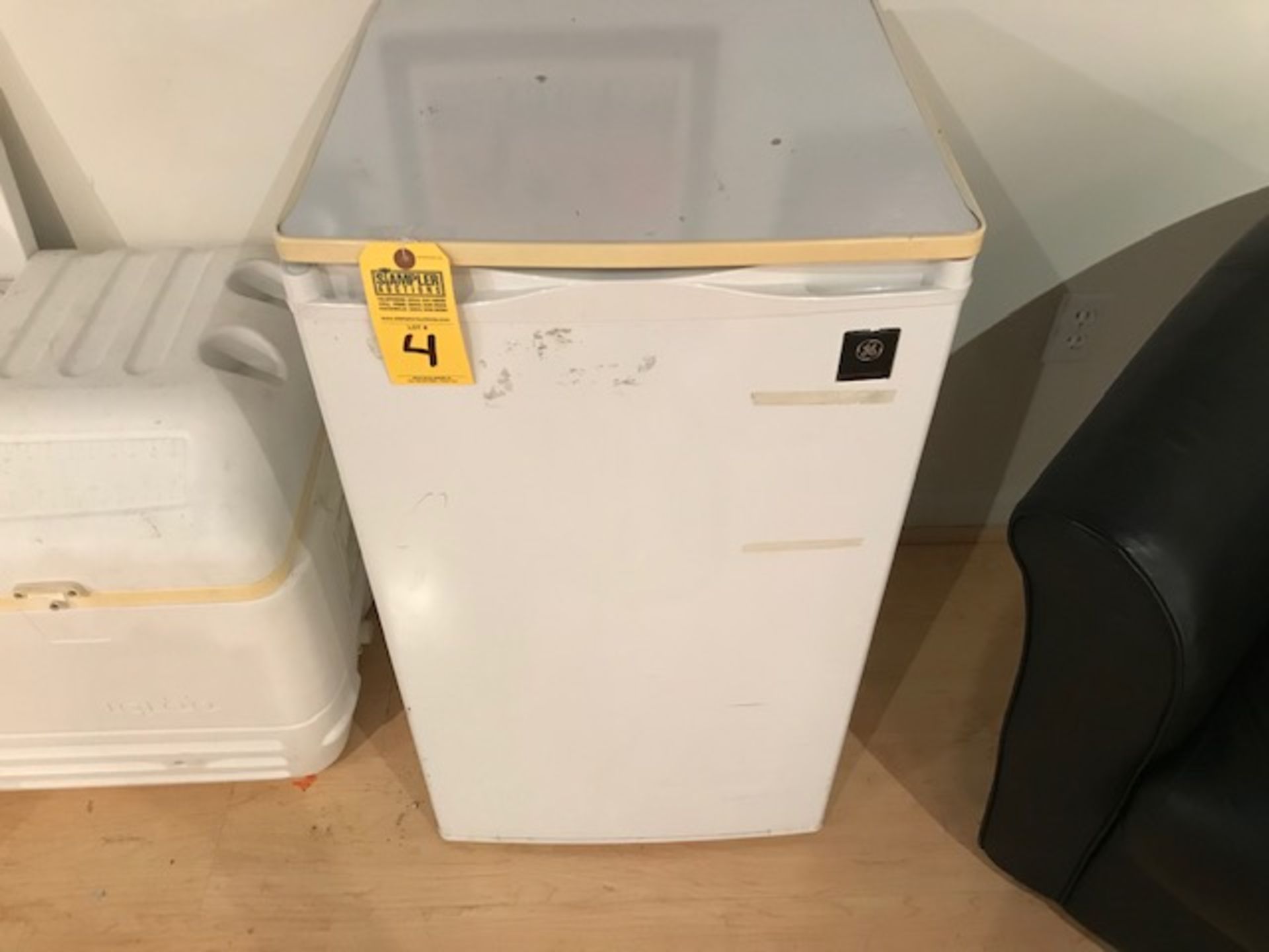 GE WHITE MID-SIZE REFRIGERATOR