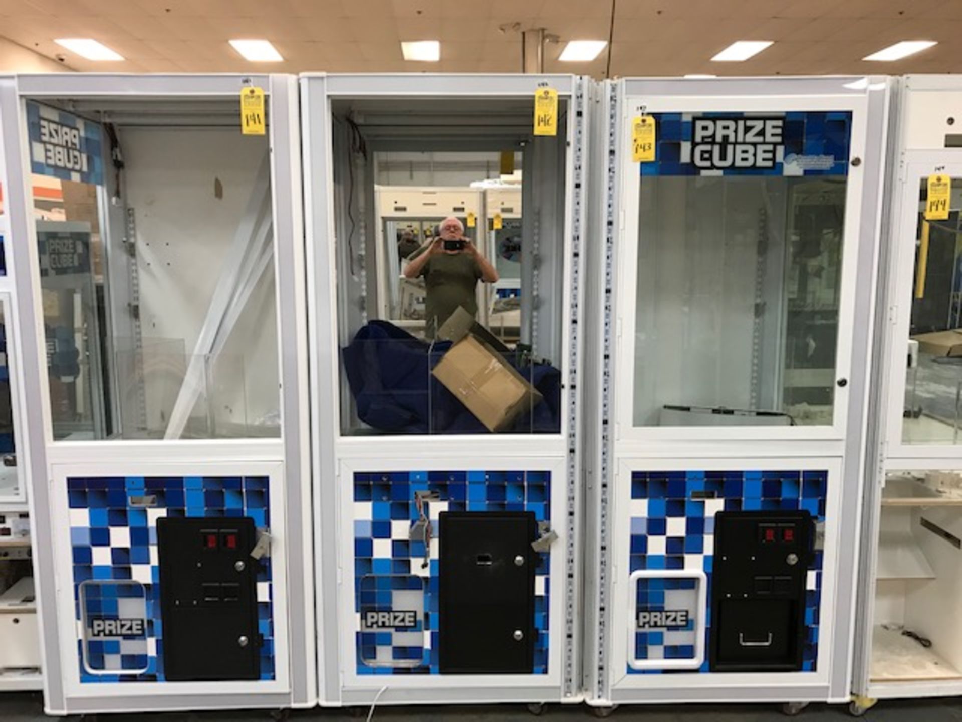 LARGE PARTY CUBE CLAW GAME (PARTS ONLY / AS-IS)