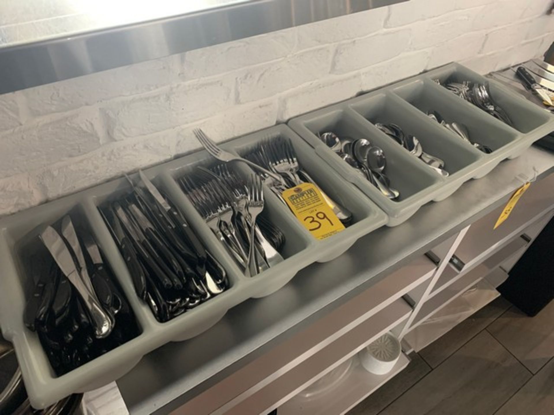 LOT SILVERWARE (APPROXIMATELY 513 PIECES)