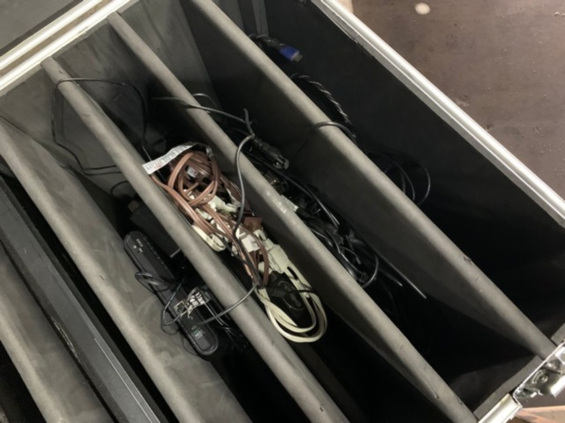 ROAD CASE WITH 4 MONITORS, CABLES & COMPONENTS - Image 3 of 4