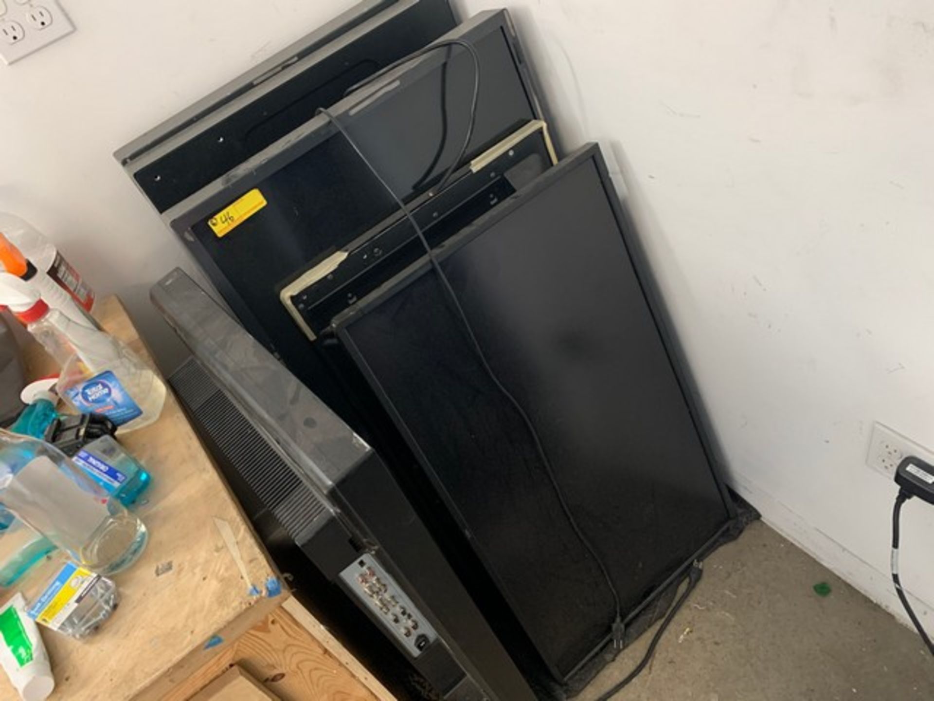 ASSORTED DISPLA YMONITORS - APPROXIMATELY 40''-50''