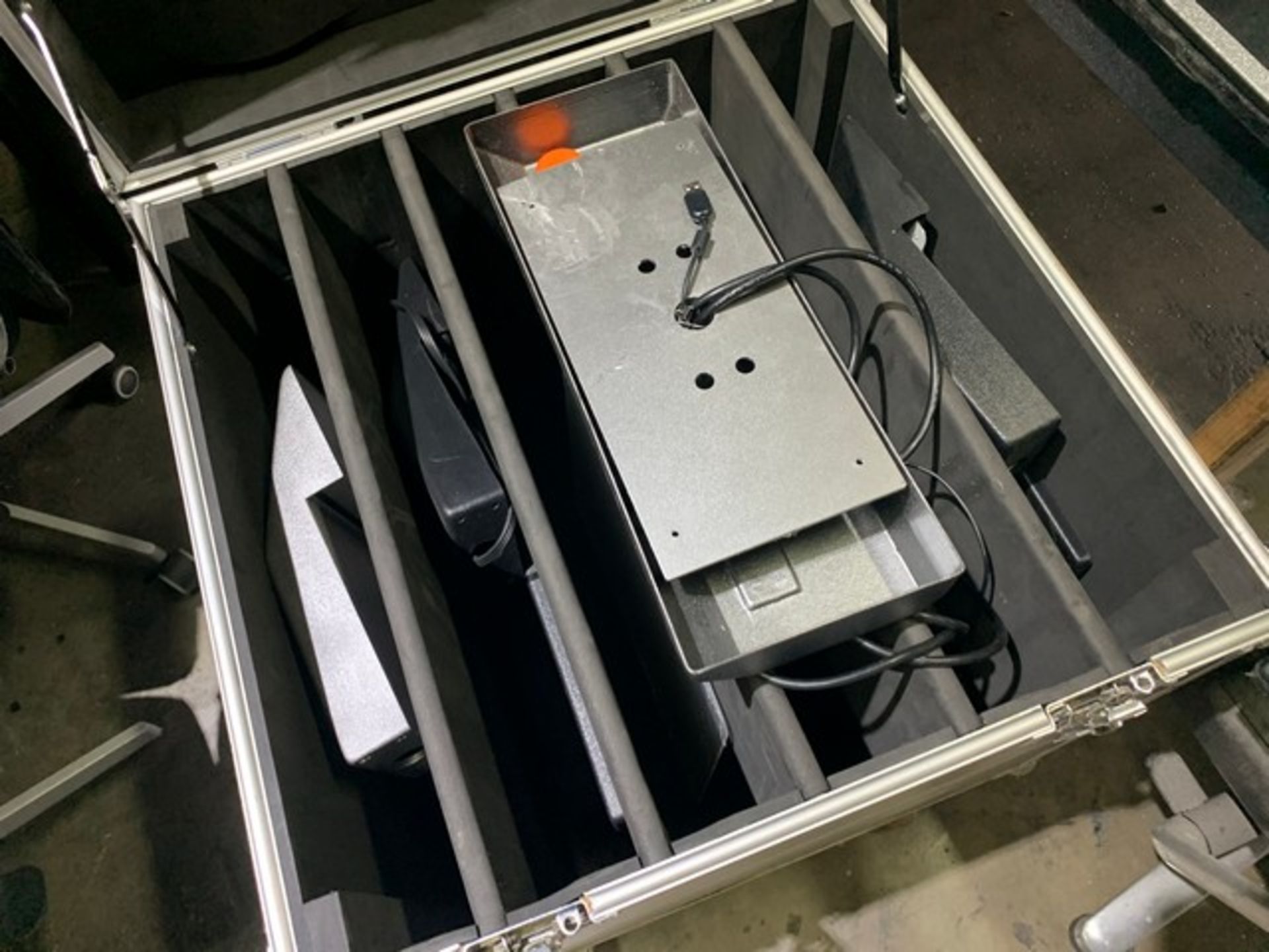 ROAD CASE WITH 3 MONITORS - Image 2 of 3