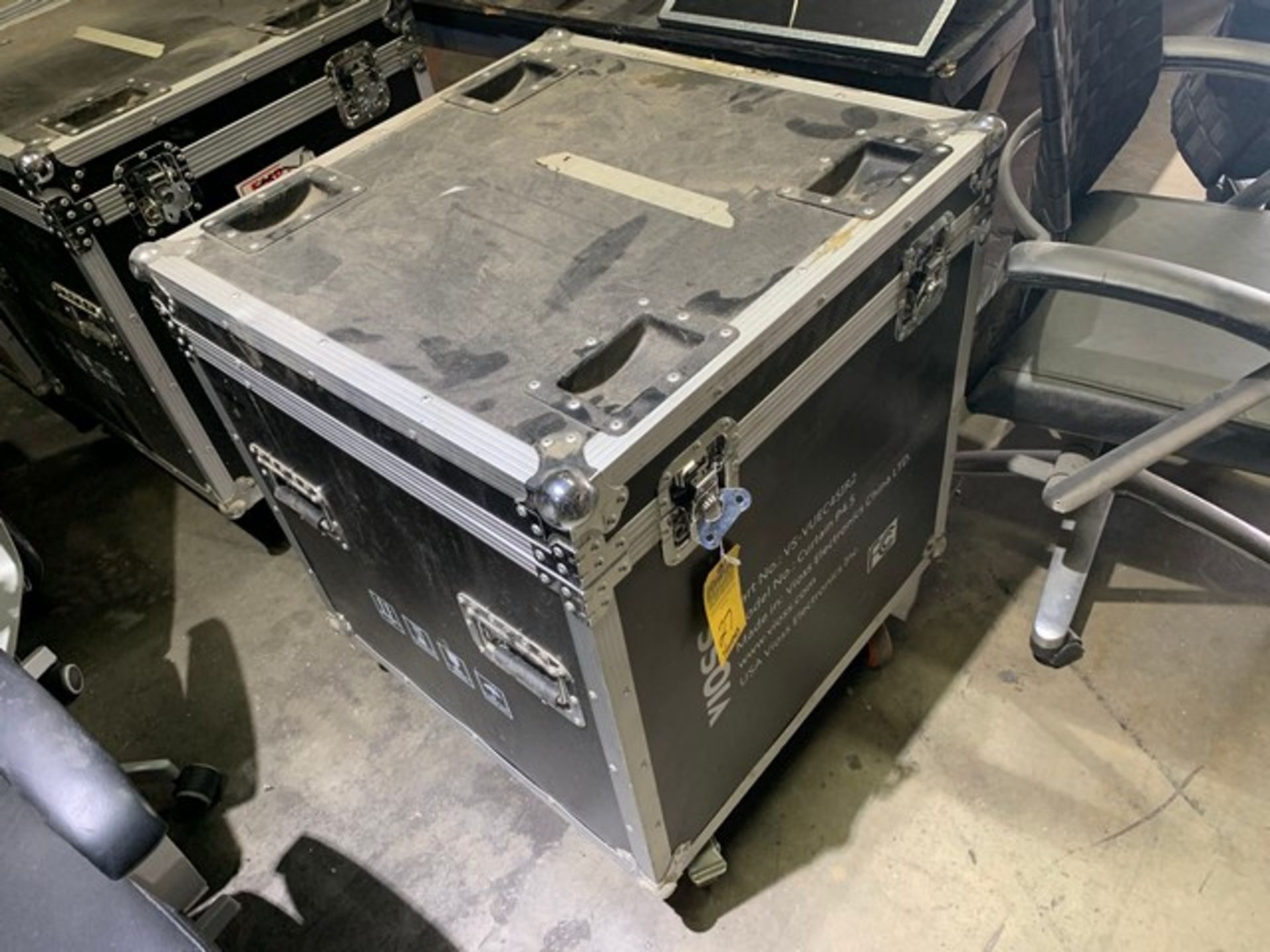 ROAD CASE WITH 3 MONITORS - Image 3 of 3
