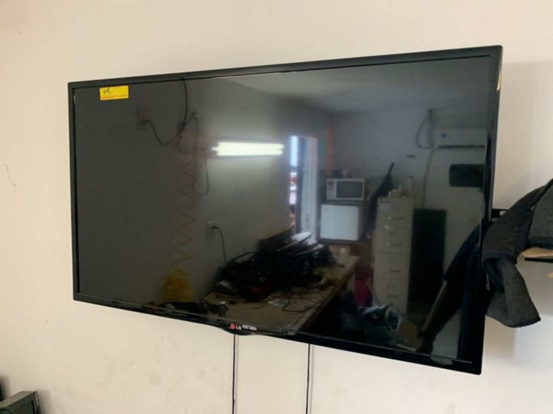 LG 42'' TELEVISION WITH WALL MOUNT