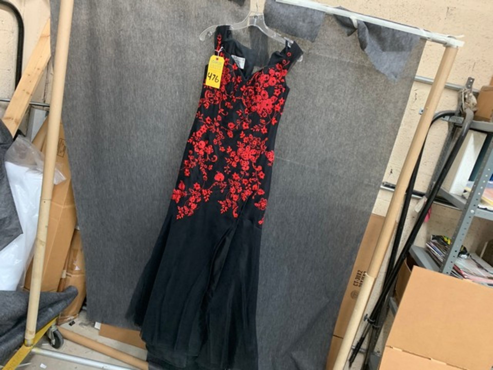 DRESS - LIANCARLO / BLACK & RED FLORAL / SIZE 6