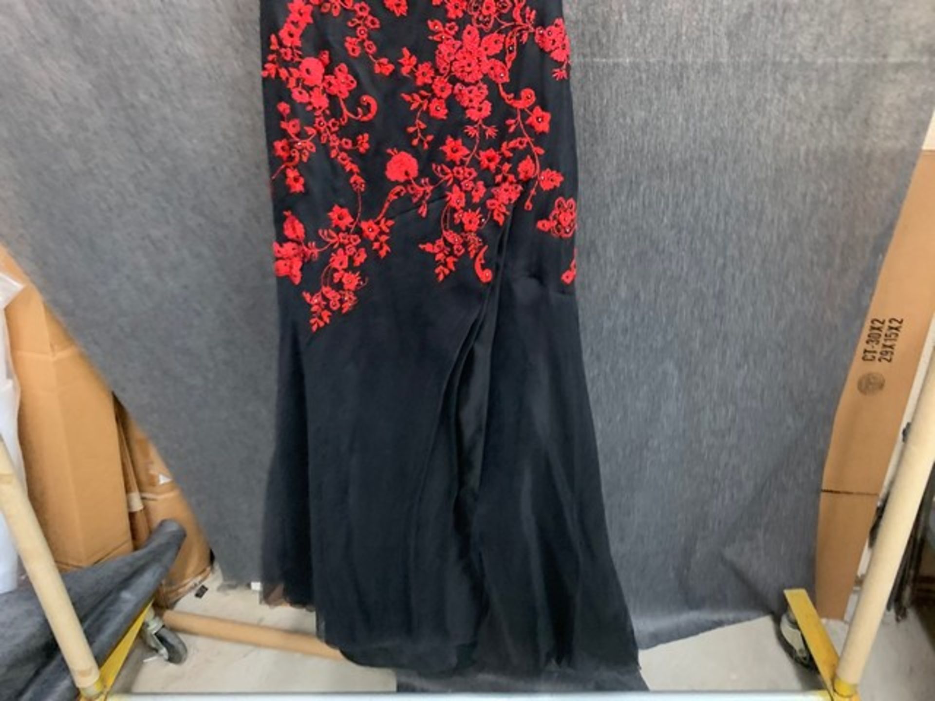 DRESS - LIANCARLO / BLACK & RED FLORAL / SIZE 6 - Image 2 of 3