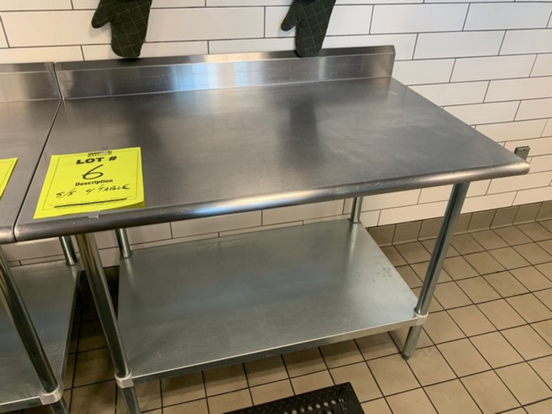 STAINLESS STEEL TABLE WITH UNDERSHELF - 4'