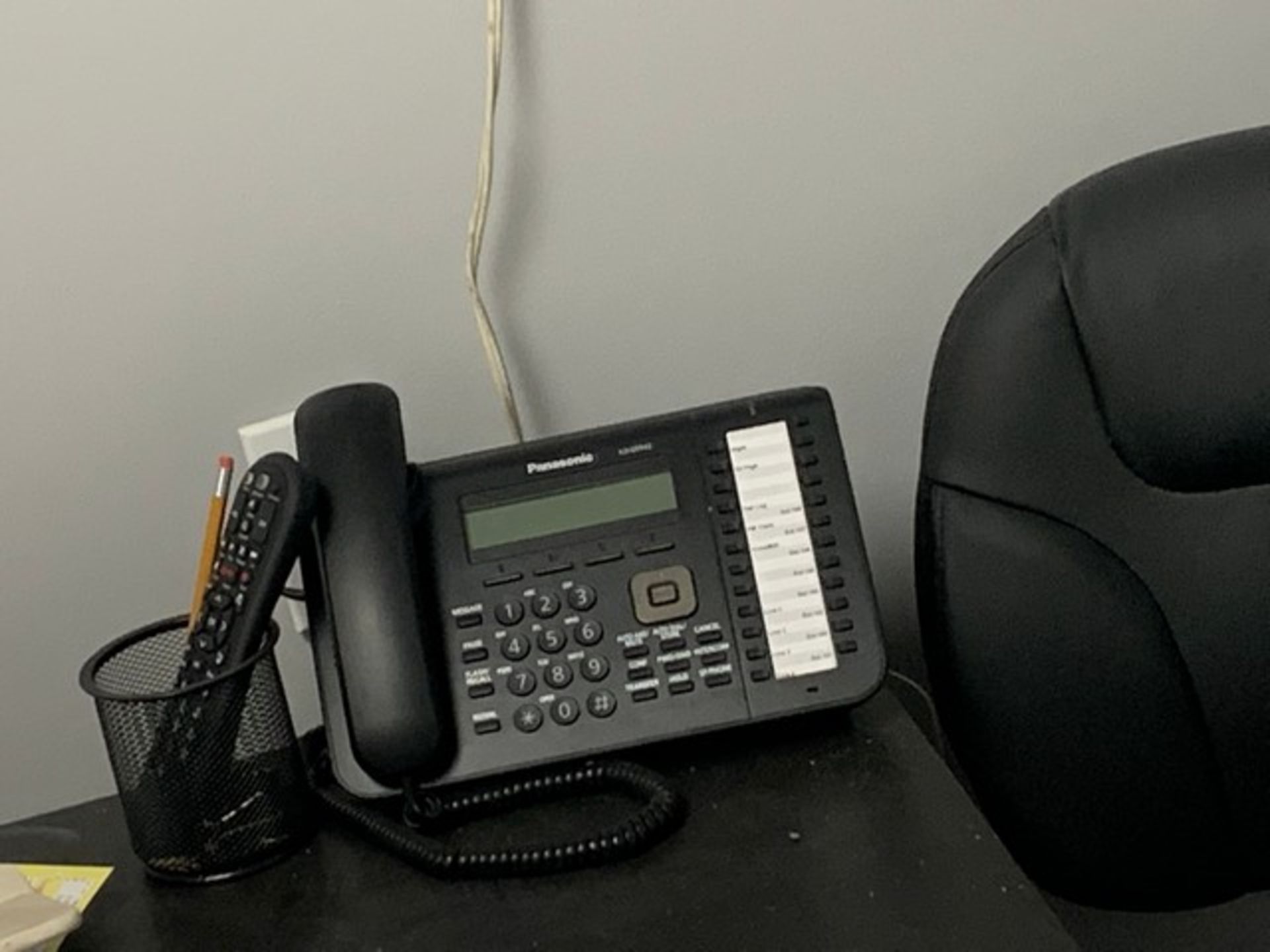 PANASONIC KXNS700 TELEPHONE SYSTEM WITH 5 PHONES - Image 5 of 8