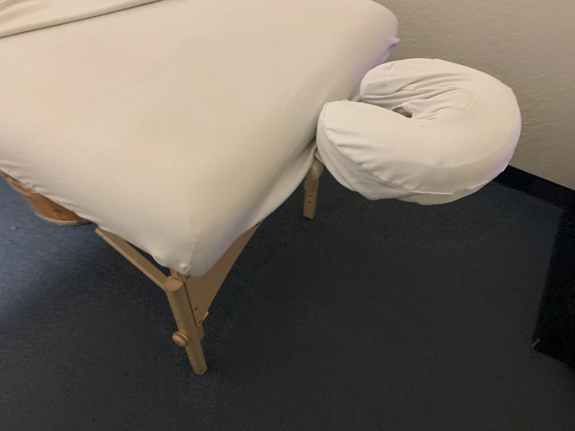 OAK WORKS KELA MASSAGE BED - Image 2 of 2