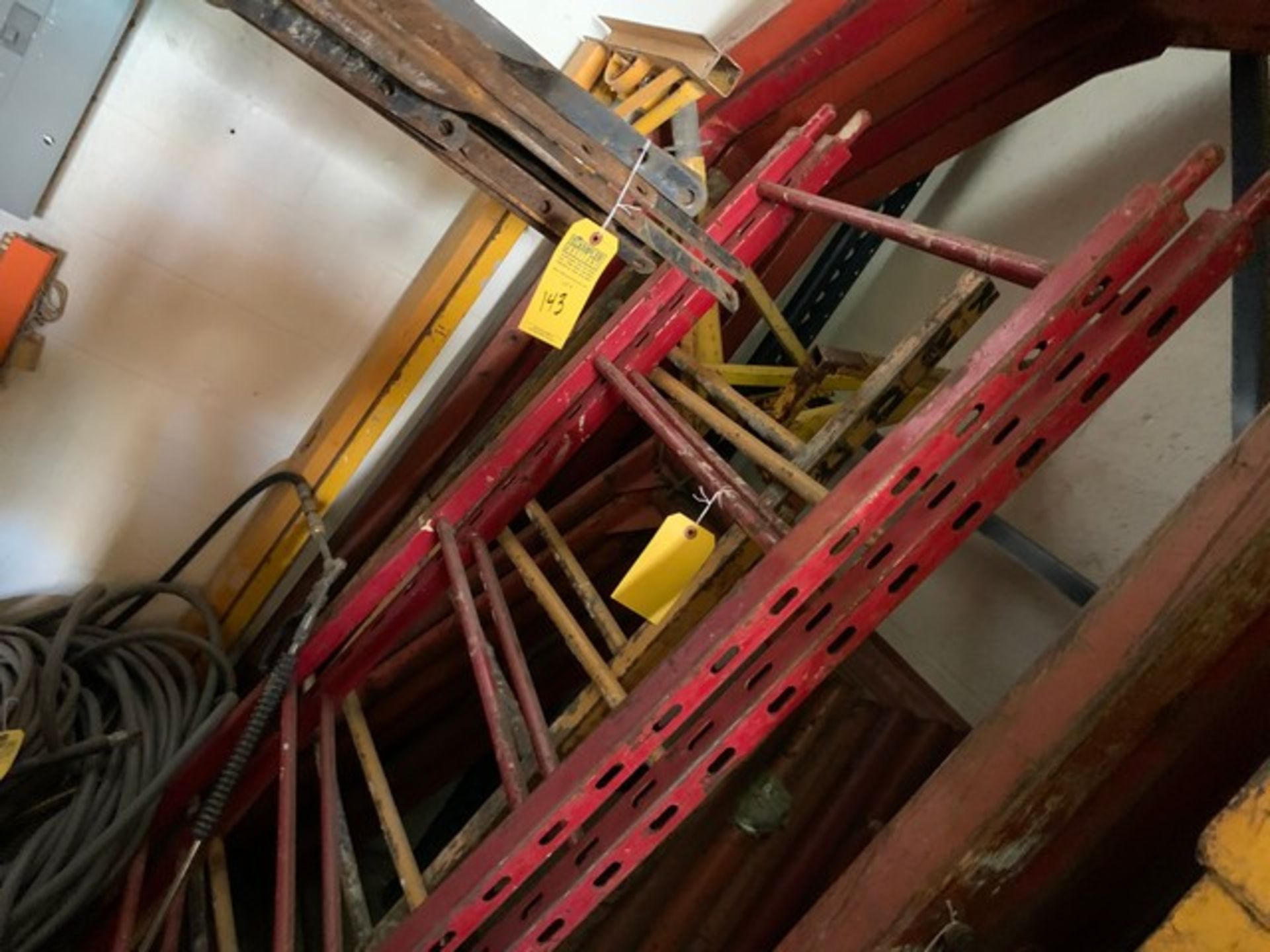 PIECES - 2- RED SCAFFOLDING BRACKETS / 2- YELLOW SCAFFOLDING BRACKETS / 2- YELLOW TRIPOD STANDS