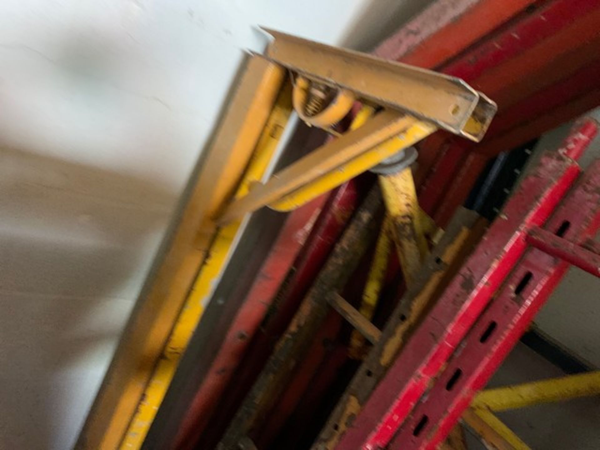 PIECES - 2- RED SCAFFOLDING BRACKETS / 2- YELLOW SCAFFOLDING BRACKETS / 2- YELLOW TRIPOD STANDS - Image 2 of 2