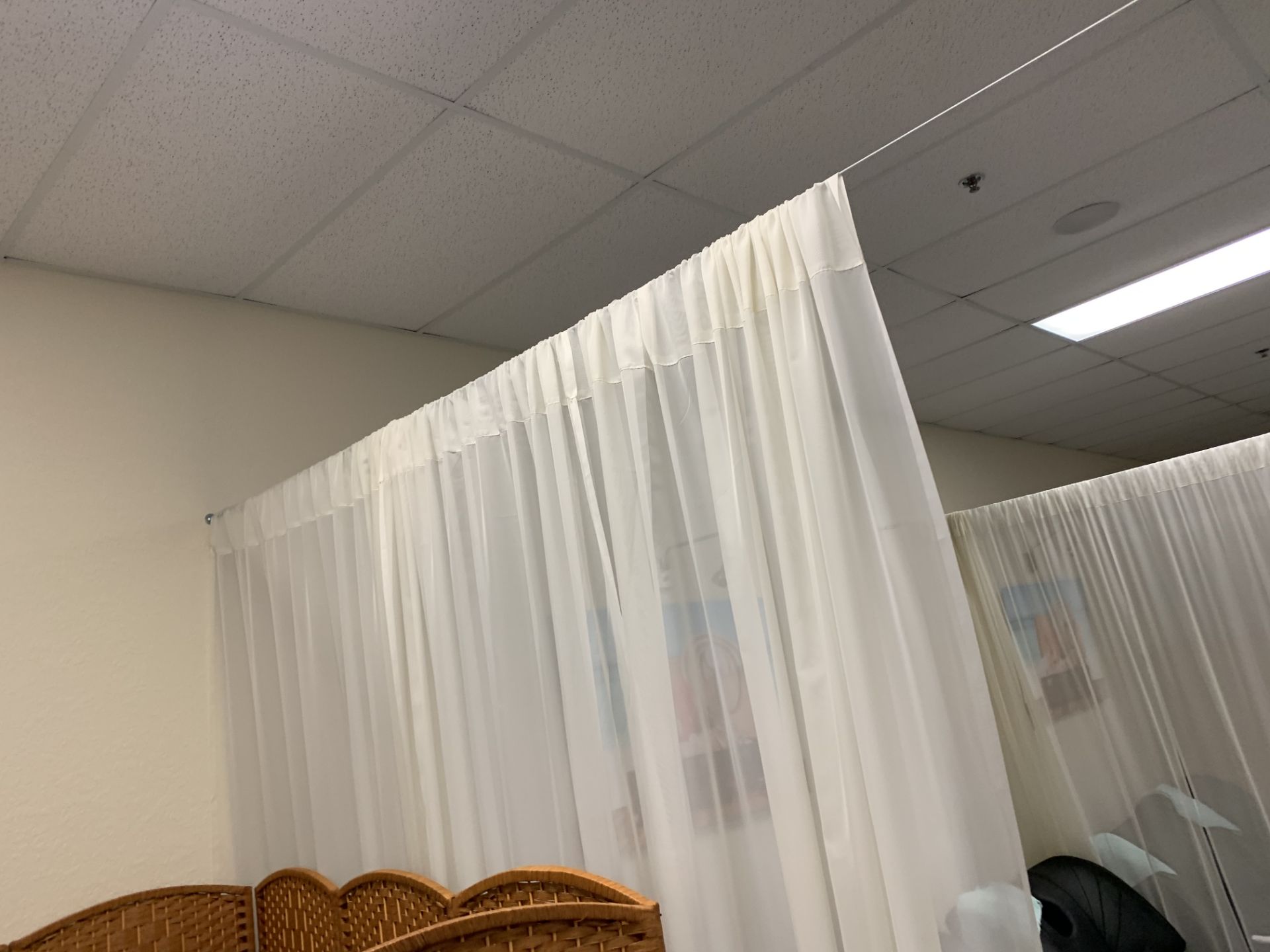 MOUNTED WIRE DIVIDERS WITH CURTAINS - Image 2 of 3