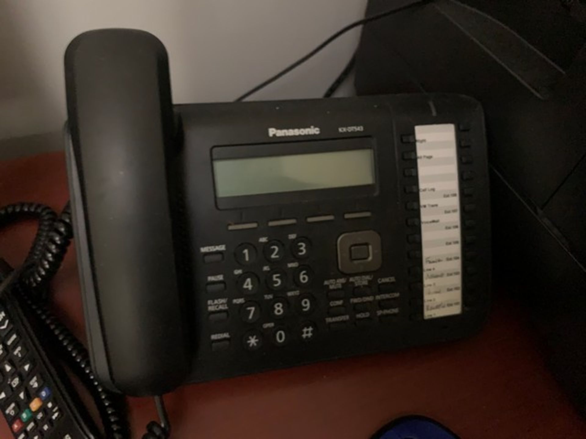 PANASONIC KXNS700 TELEPHONE SYSTEM WITH 5 PHONES - Image 4 of 8