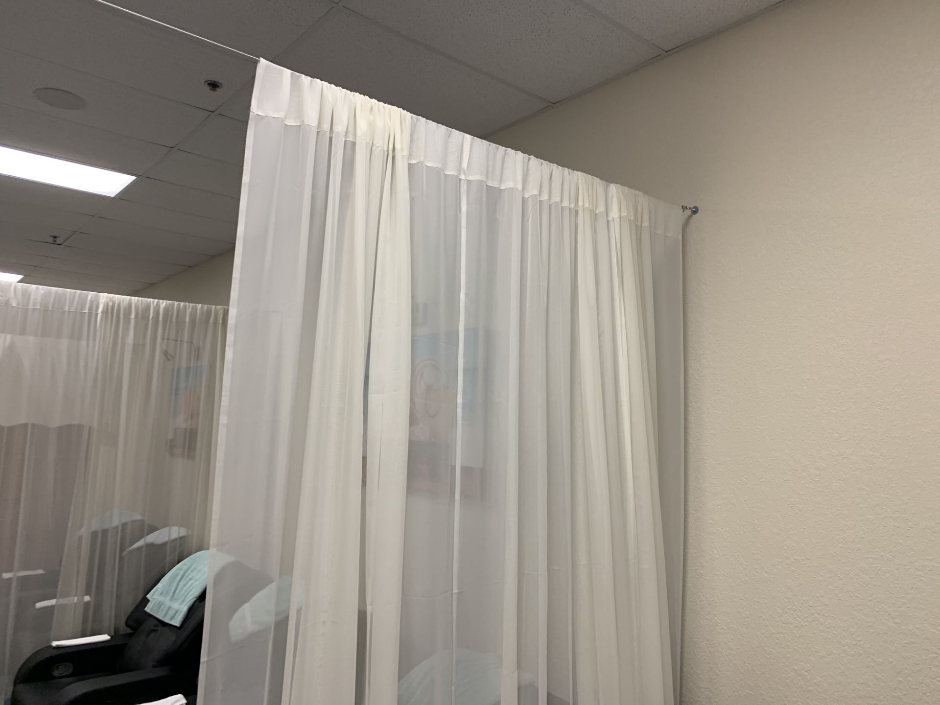 MOUNTED WIRE DIVIDERS WITH CURTAINS