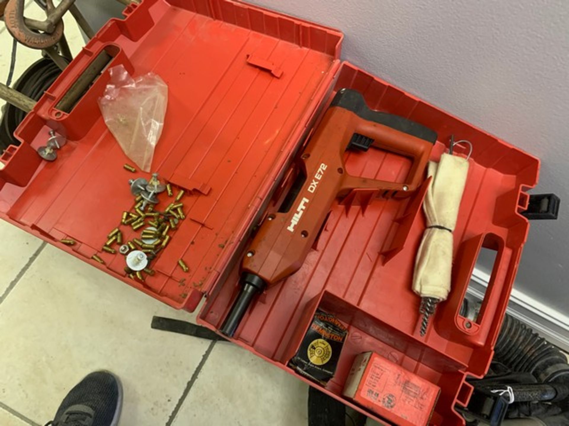 HILTI DXE72 STUD GUN - Image 2 of 2