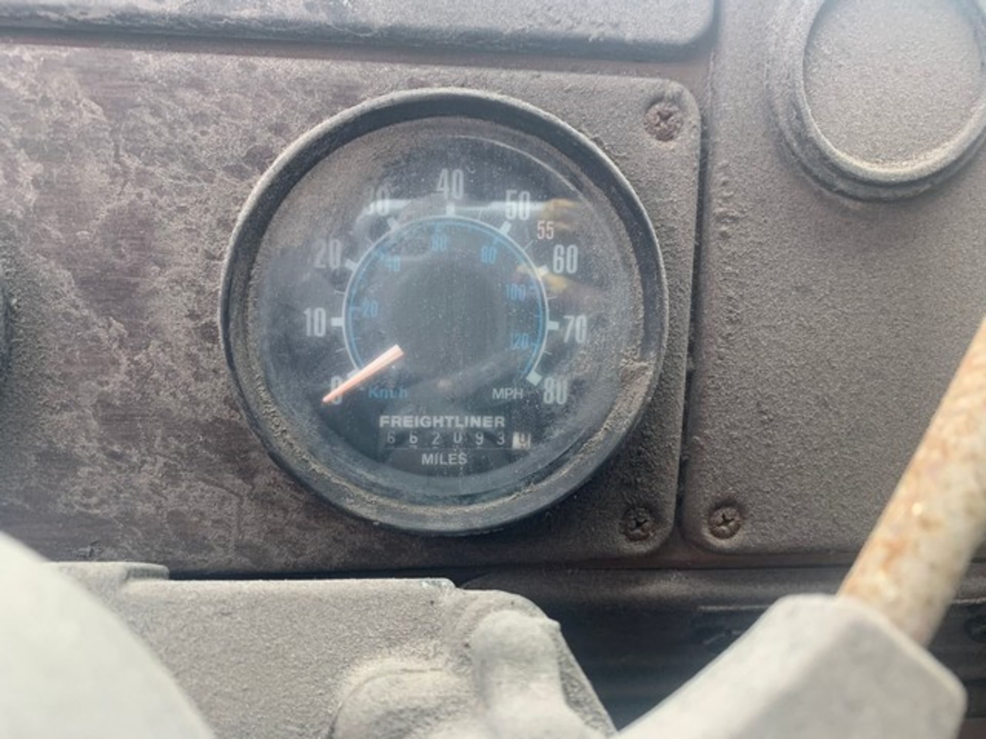 1987 FREIGHTLINER TRACTOR - VIN #1FUWYBYB7HP305222 - BLUE - 662,093 MILES ON ODOMETER - Image 5 of 8