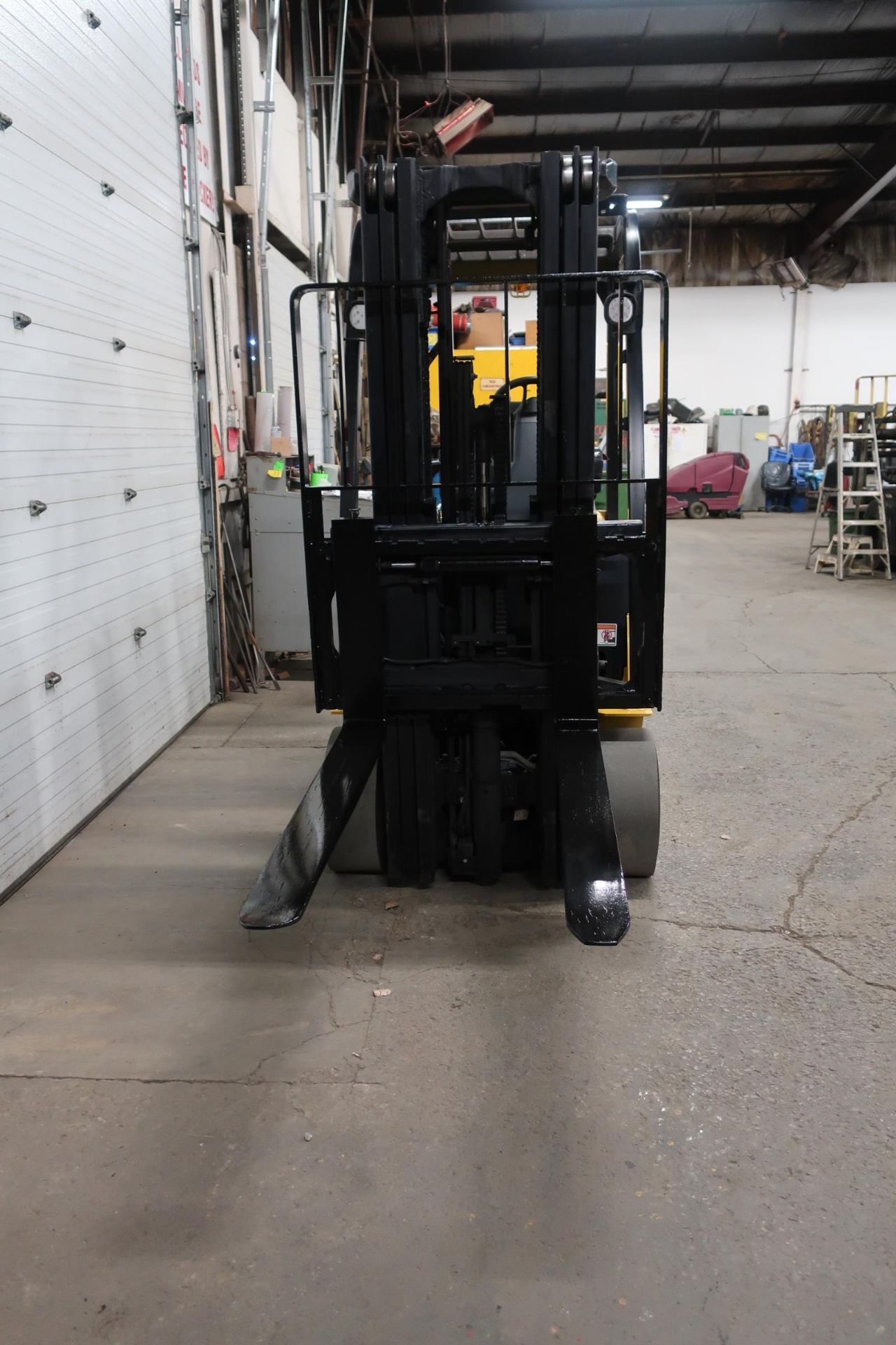 FREE CUSTOMS - 2013 Yale 6000lbs Capacity Forklift with 3-stage mast - Electric unit with sideshift - Image 2 of 2