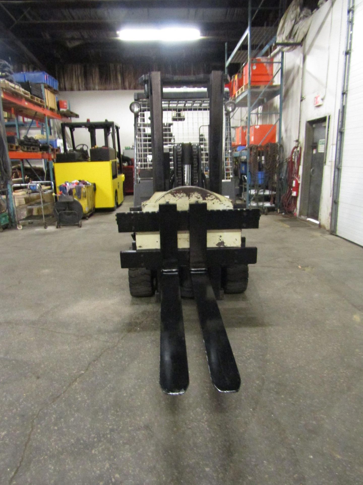 FREE CUSTOMS - Yale 8000lbs Capacity Forklift with Cascade Rotator attachment with 60" forks - - Image 2 of 3