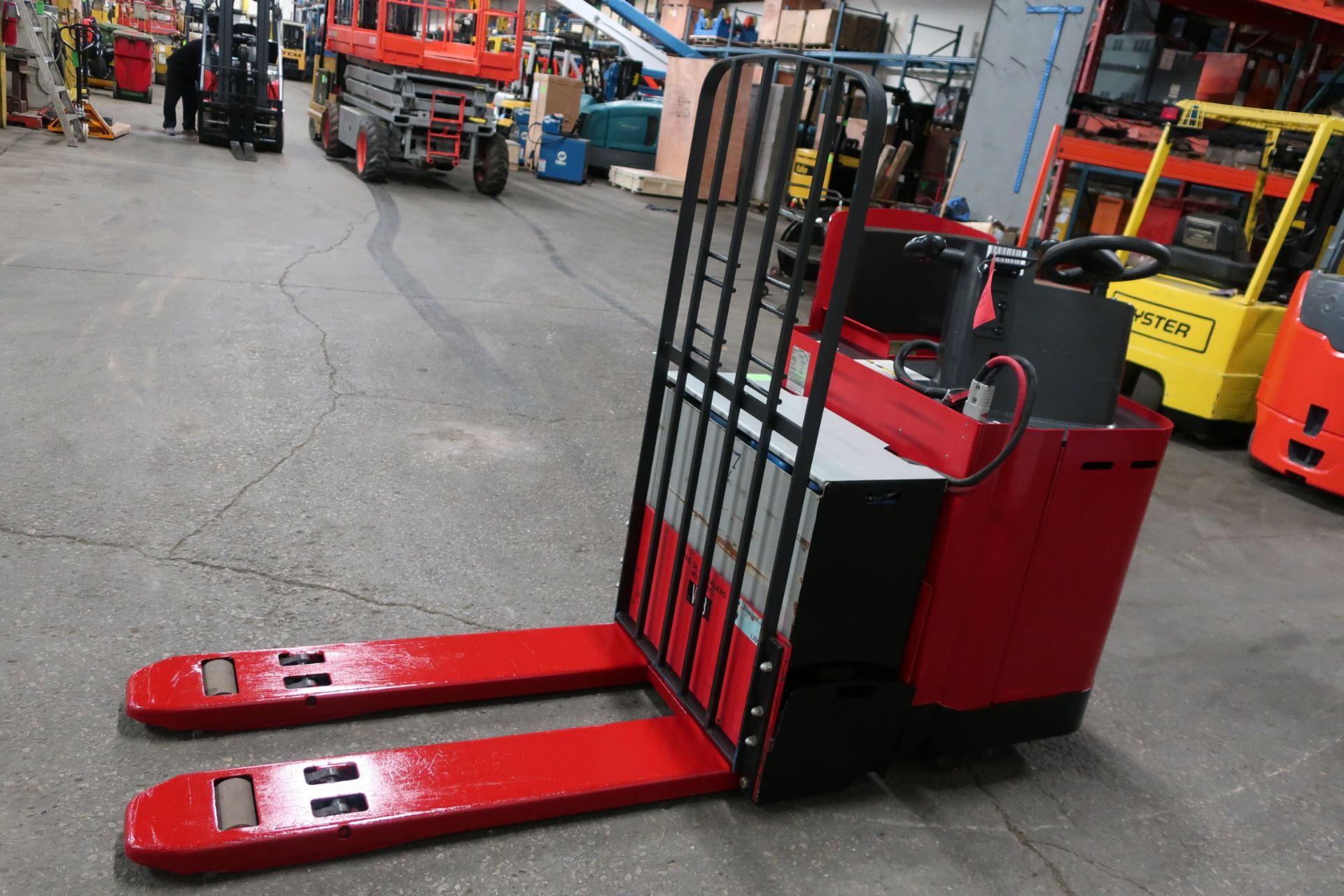 2013 Yale 4000lbs Electric Forklift 3-wheel units with sideshift and fork positioner - Image 3 of 3