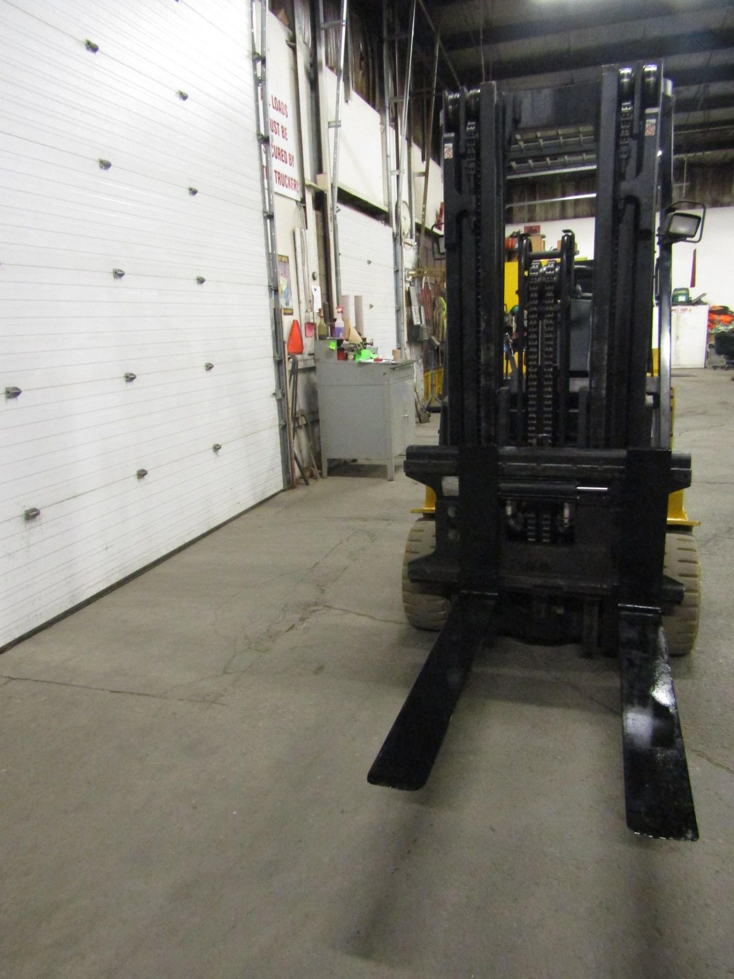 FREE CUSTOMS - Yale 8000lbs Electric Forklift with sideshift and 3-stage mast 48V - Image 2 of 2